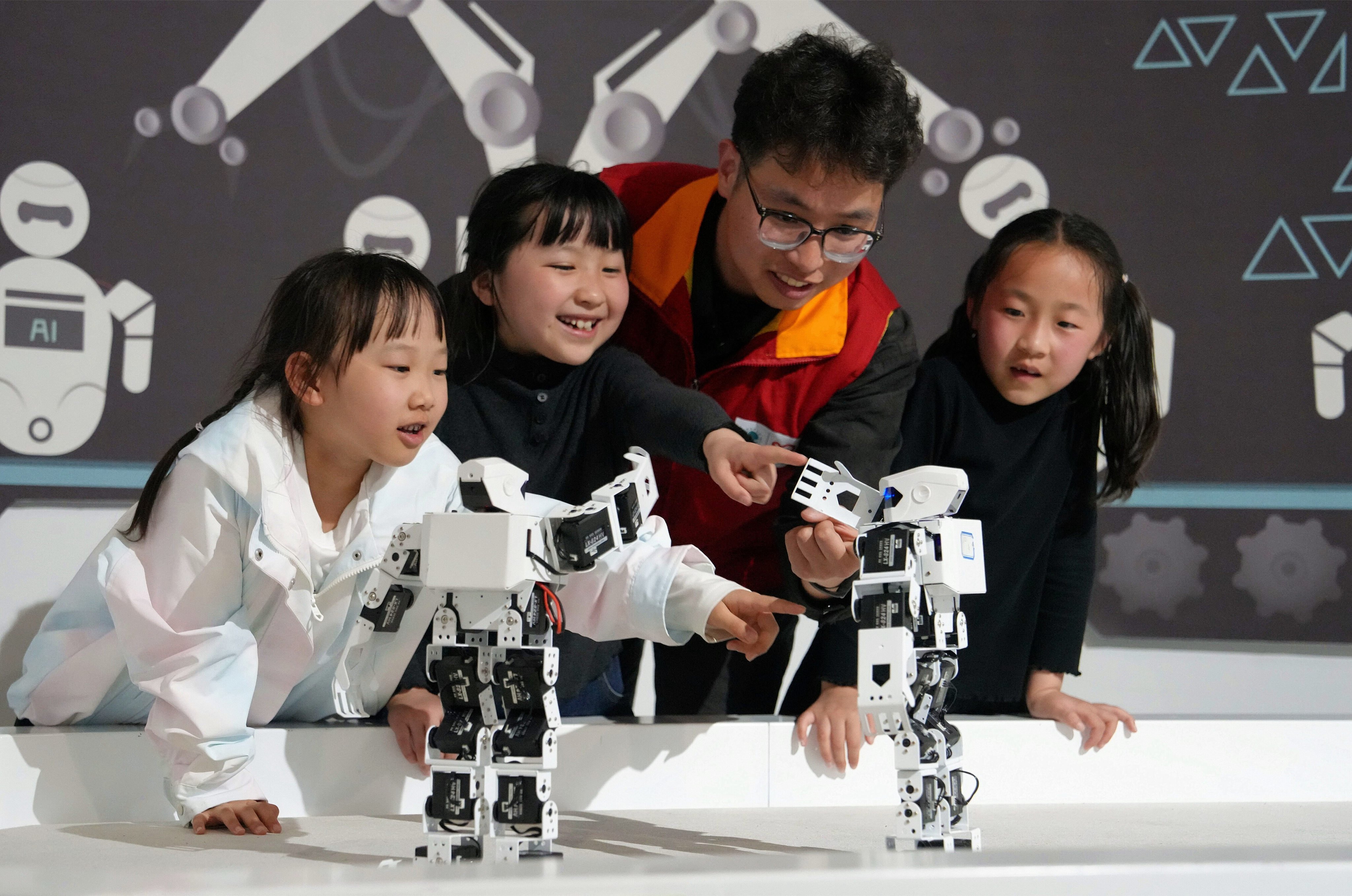 Children watch robots perform at the science and technology museum in Haian, Jiangsu province, on April 2. Photo: Xinhua