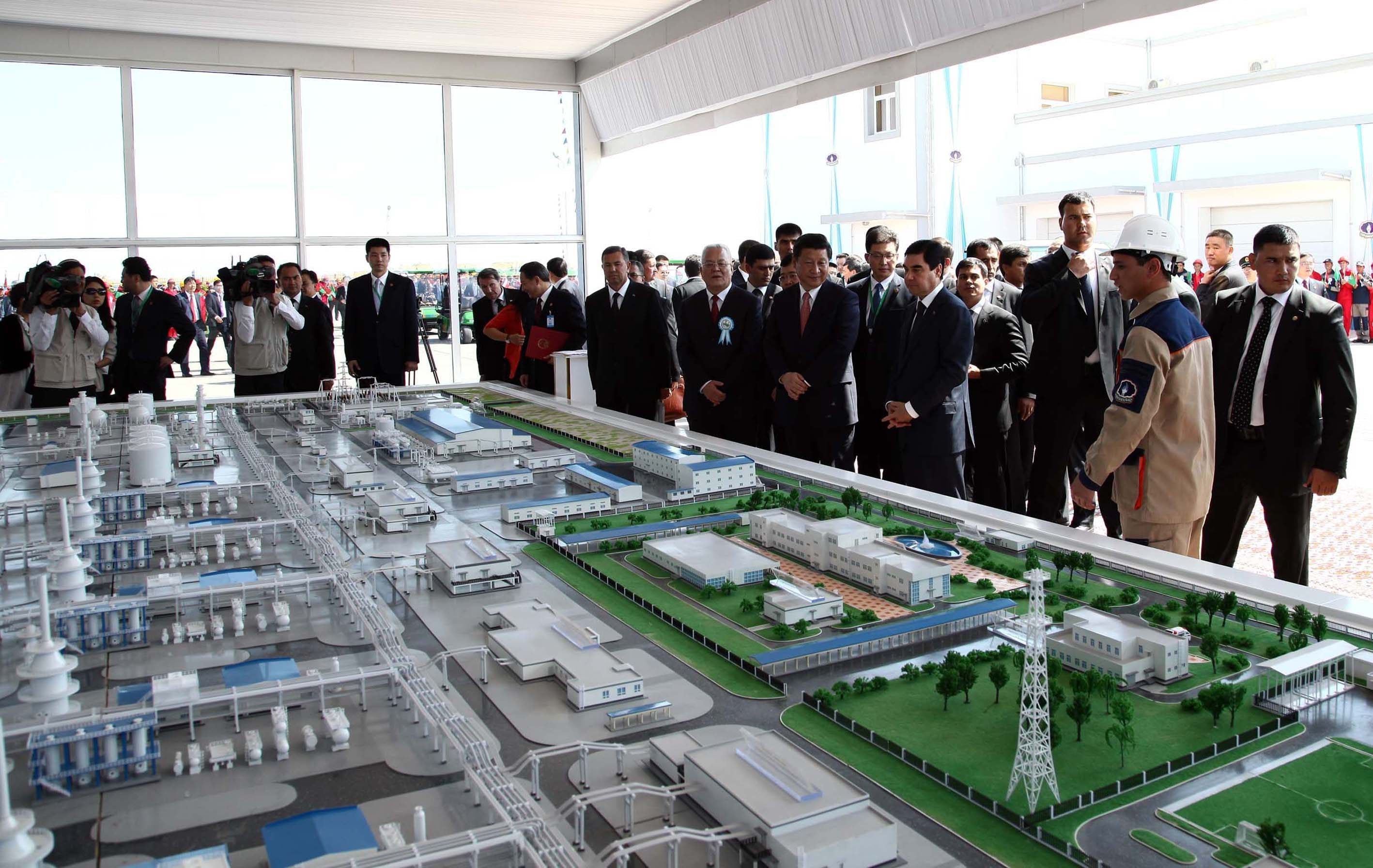 In this 2013 image, President Xi Jinping stands alongside a model of the purification plant in Turkmenistan’s Galkynysh gas field during an opening ceremony. Photo: Getty Images