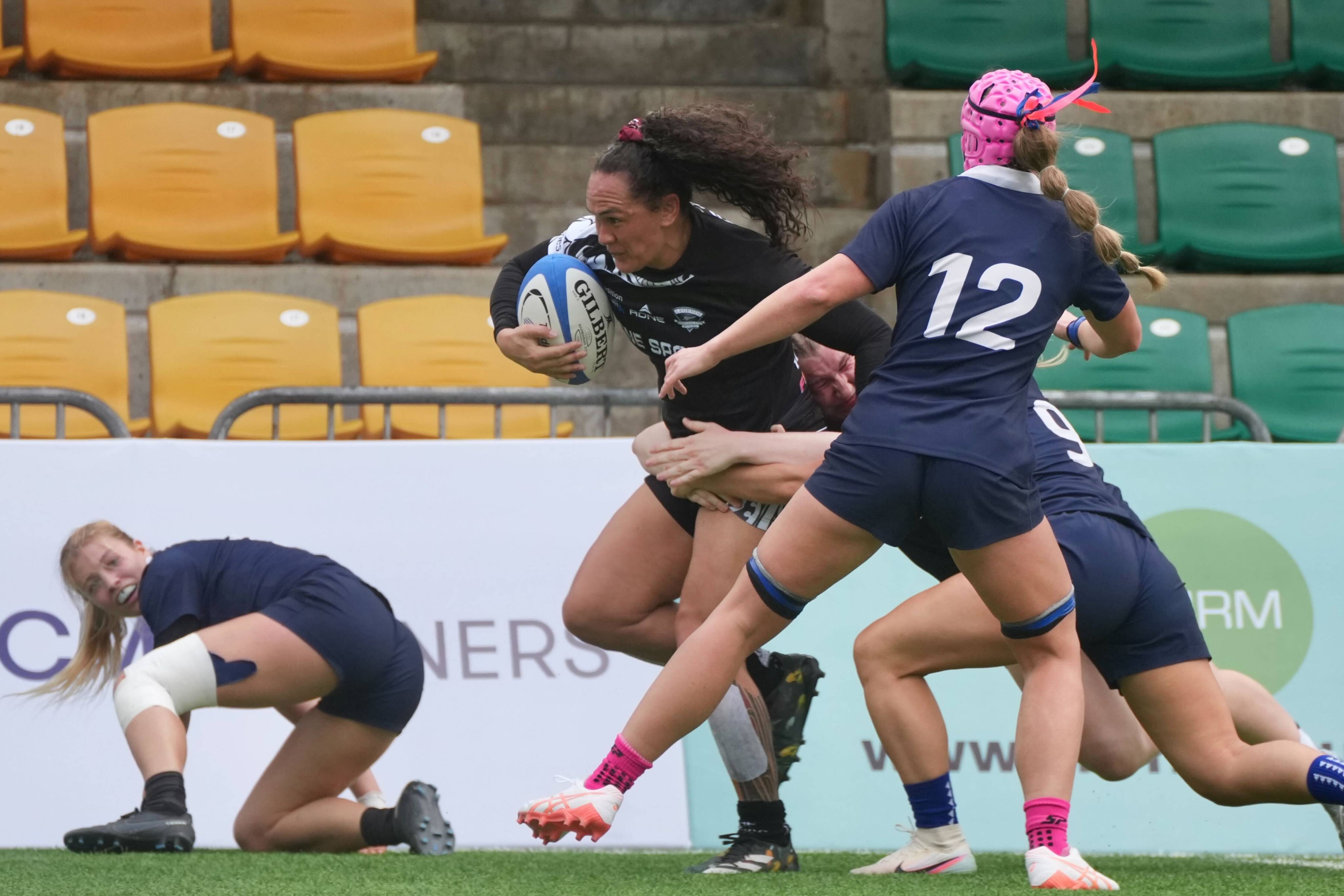 Portia Woodman-Wickliffe tries to breakthrough the Oxford University defence during the opening game of the Tradition HKFC 10s. Photo: Karma Lo