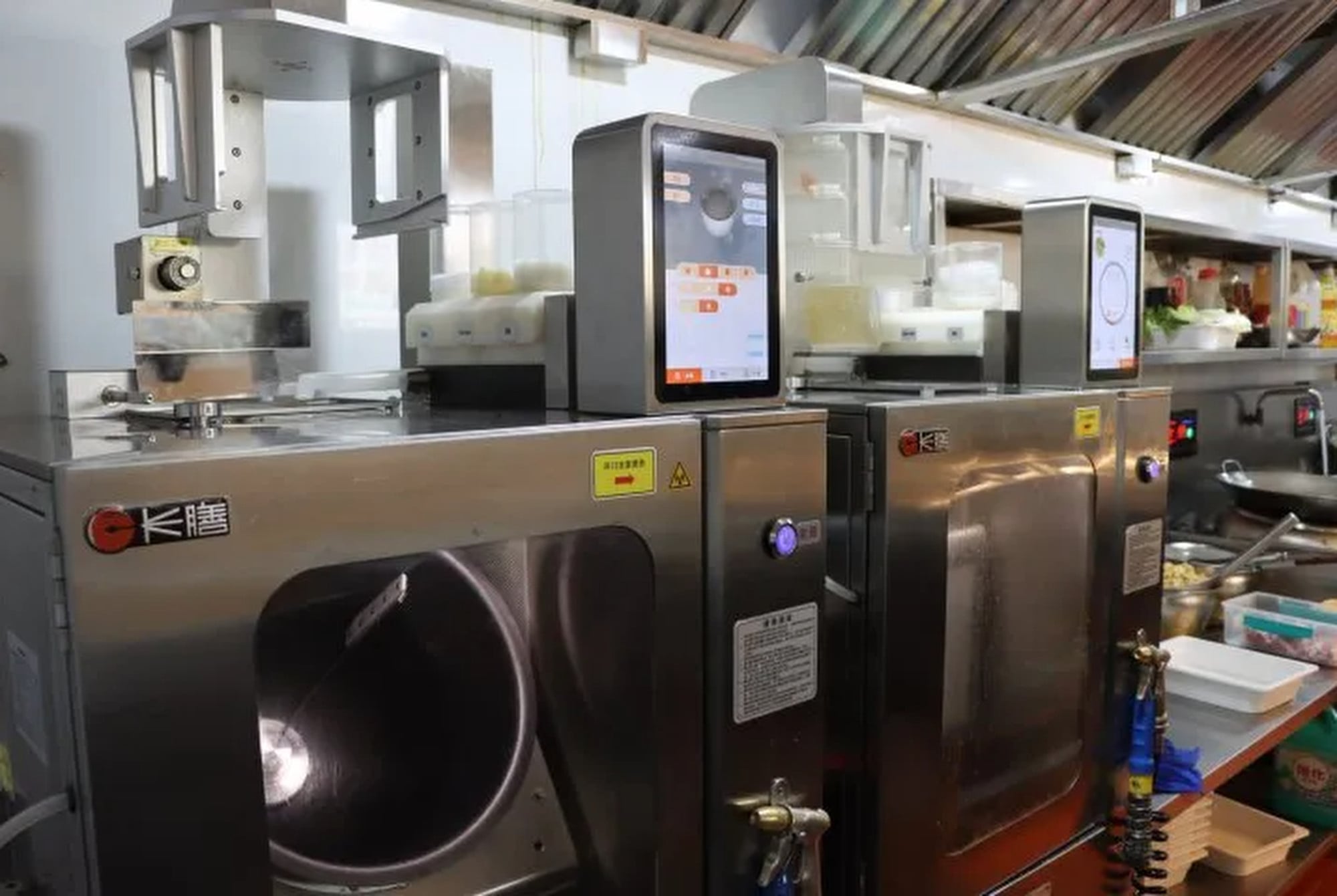 One of the robot-themed restaurants, above, with not a human in sight. Photo: QQ.com One of the robot-themed restaurants, above, with not a human in sight. Photo: QQ.com