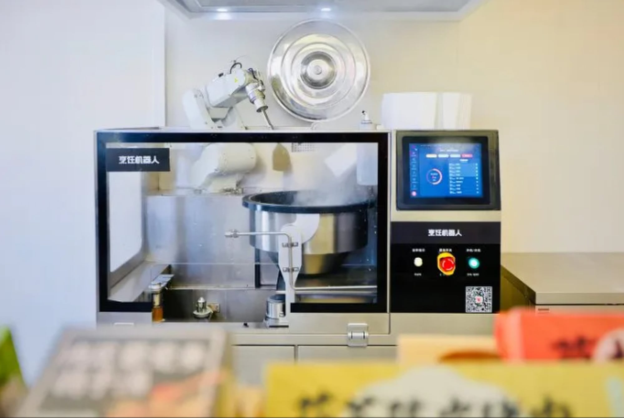 Another robotic system in operation at one of the futuristic eateries. Photo: QQ.com Another robotic system in operation at one of the futuristic eateries. Photo: QQ.com