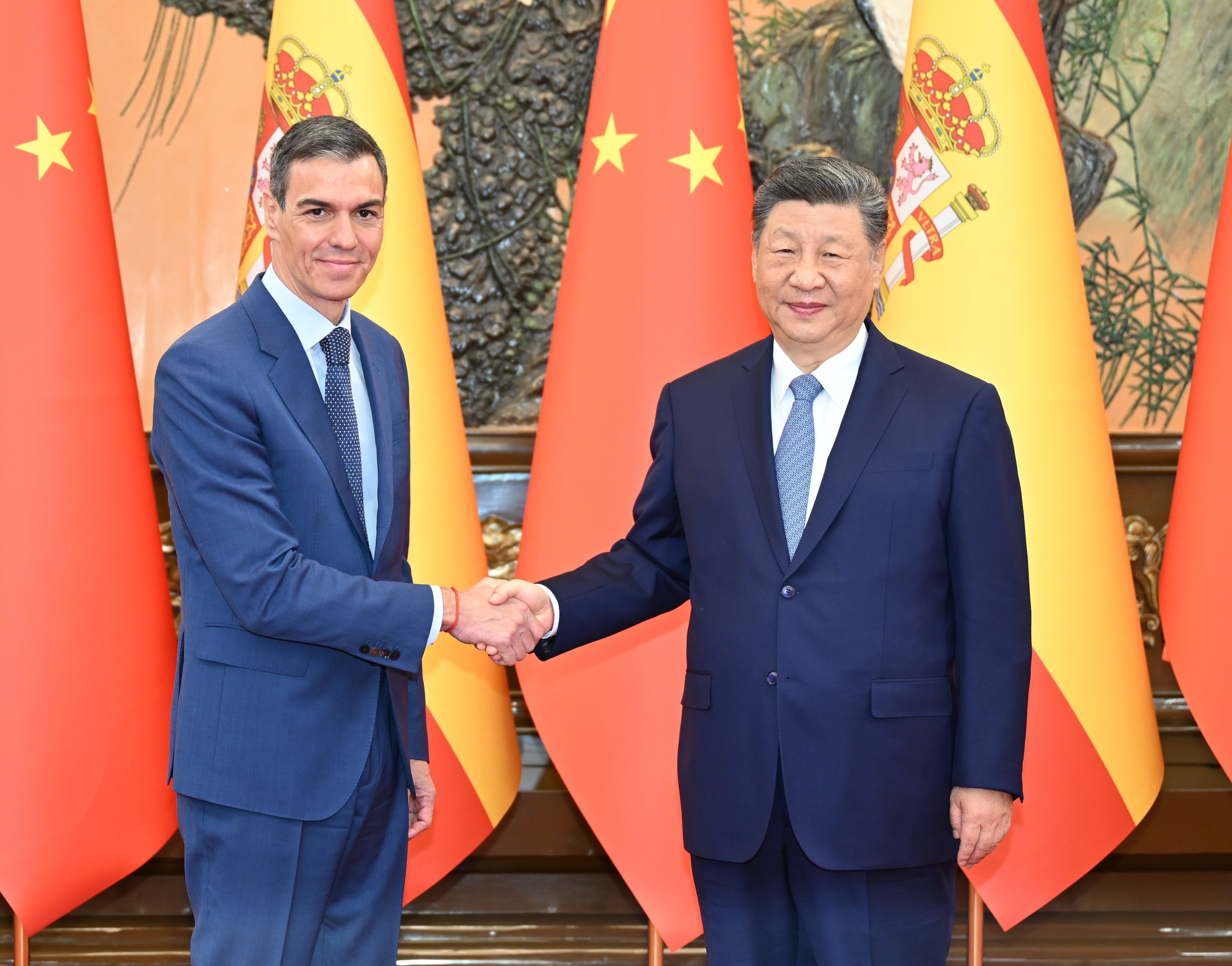 Spanish Prime Minister Pedro Sanchez and Chinese President Xi Jinping at the Great Hall of the People in Beijing on Tuesday. Photo: Xinhua