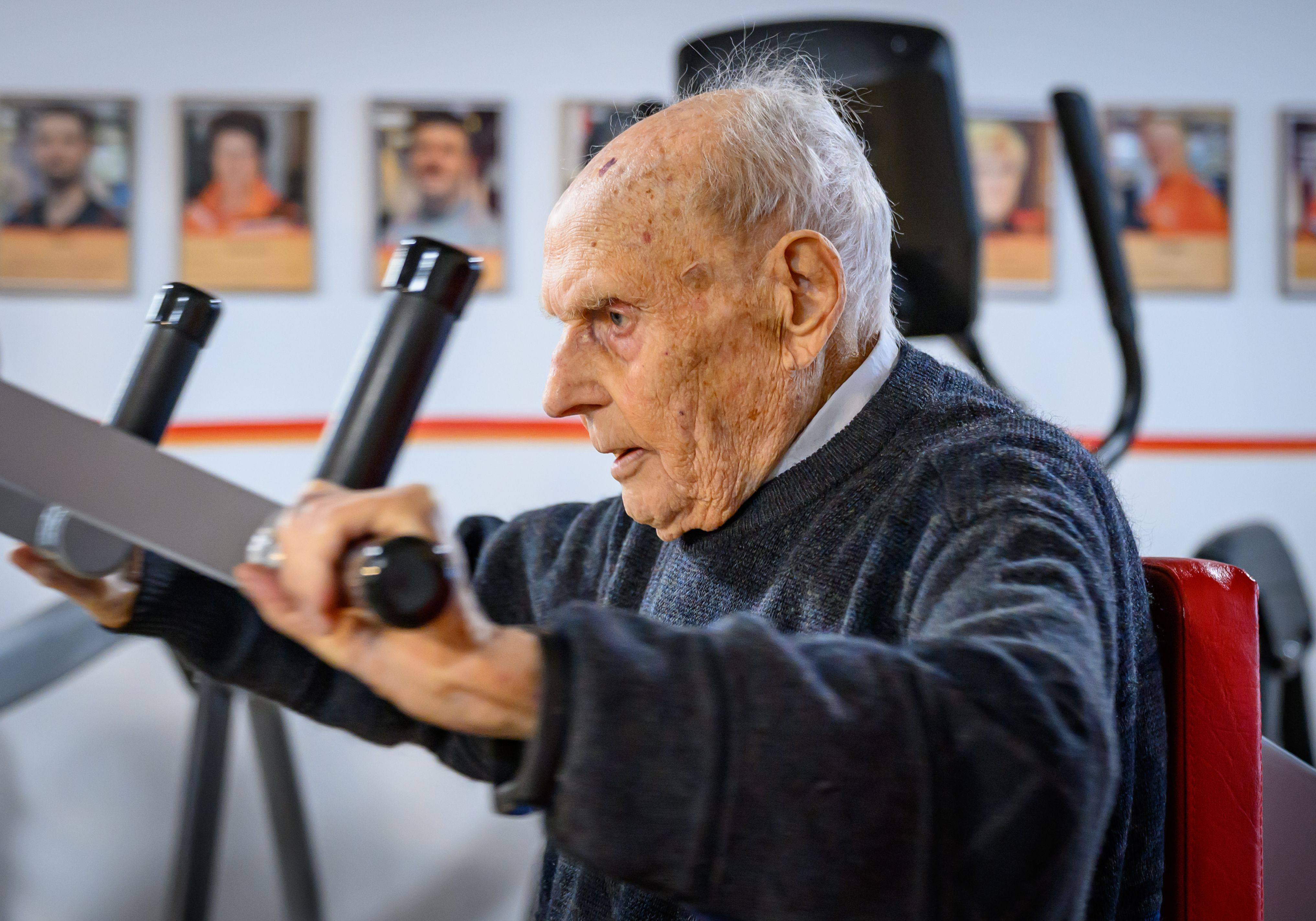 Rudolf Goetz is 100 years old. Remarkably, he only started going to the gym in his 90s. Photo: Patrick Pleul/dpa