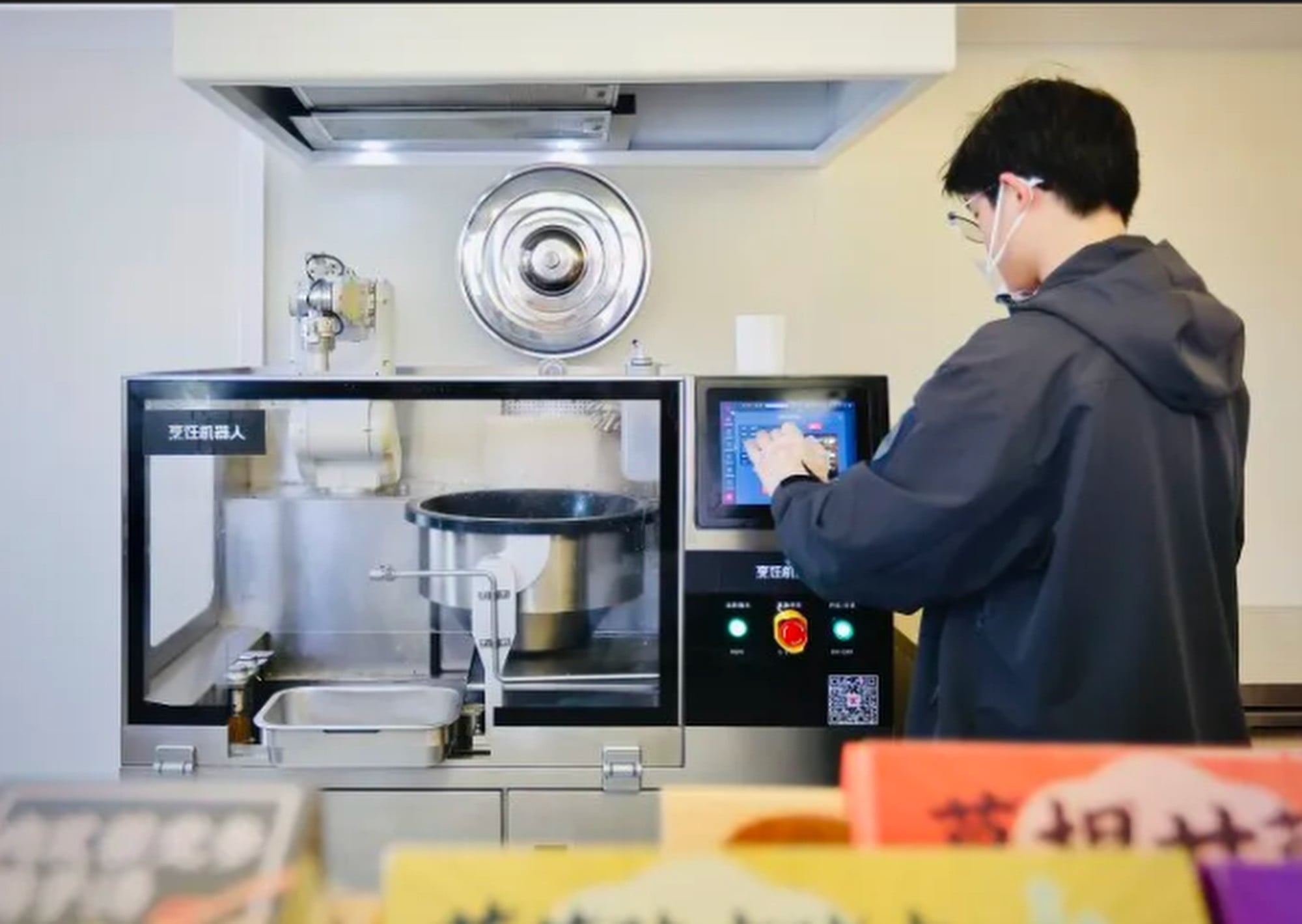 A customer, above, gets to grips with making an order using the robotic server. Photo: QQ.com A customer, above, gets to grips with making an order using the robotic server. Photo: QQ.com