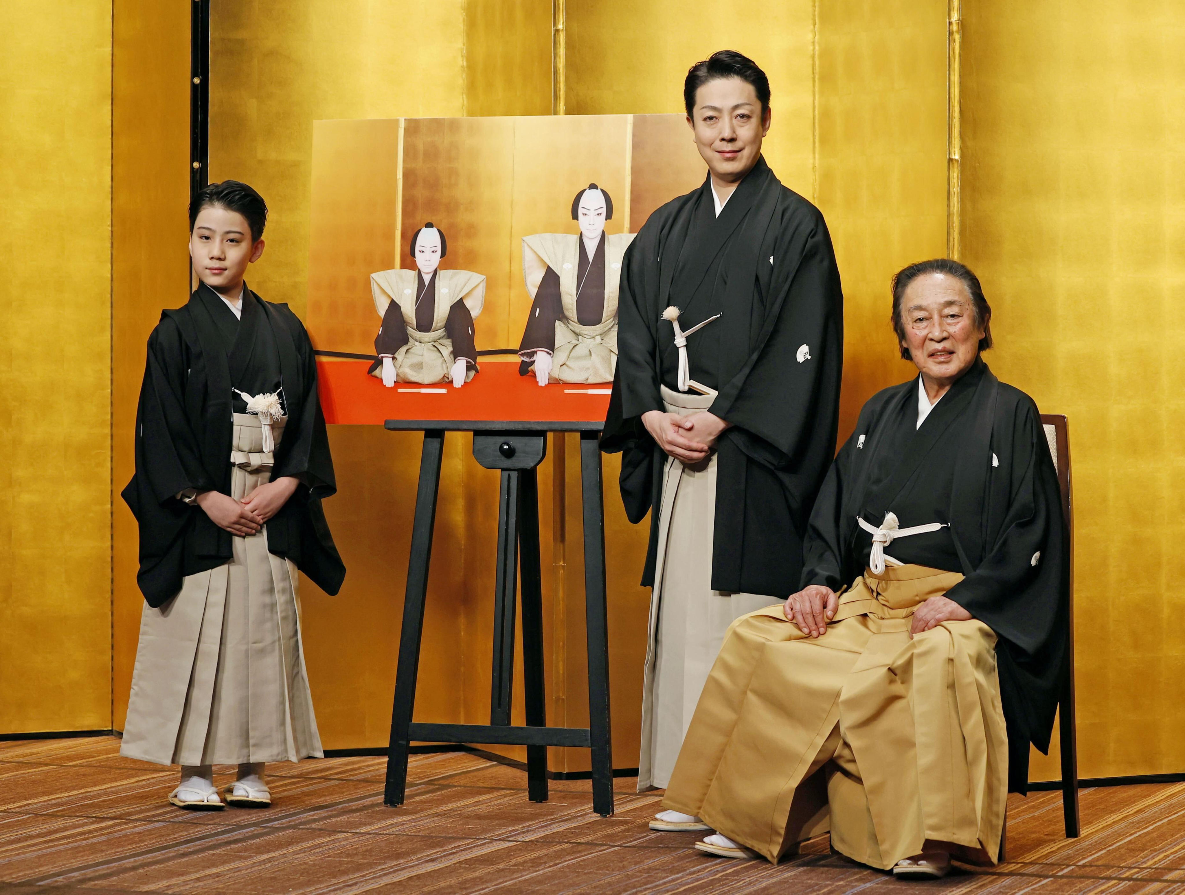 (From right) Kabuki actors Kikugoro Onoe VII, his son Kikugoro Onoe VIII and grandson Kikunosuke Onoe. Photo: AP