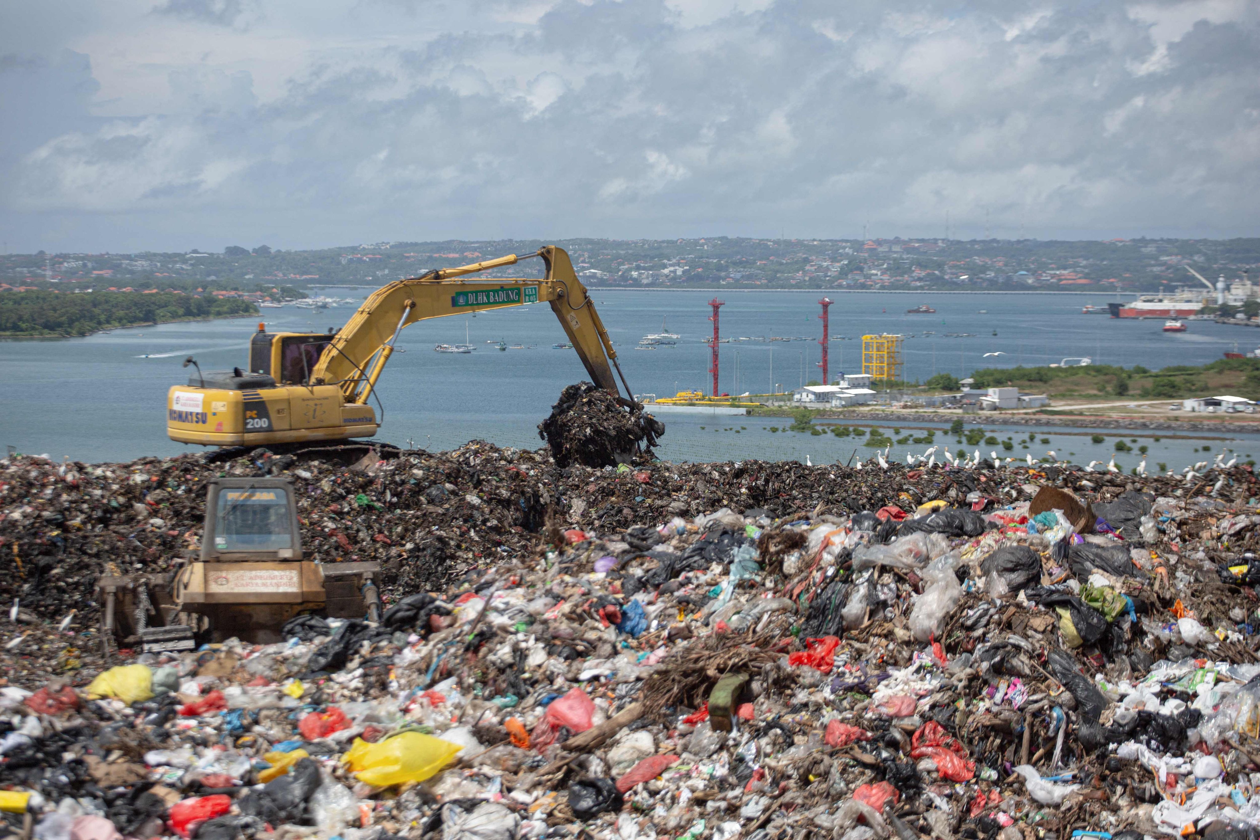 An excavator moves trash at the Suwung landfill in Denpasar on April 2. Photo: AFP