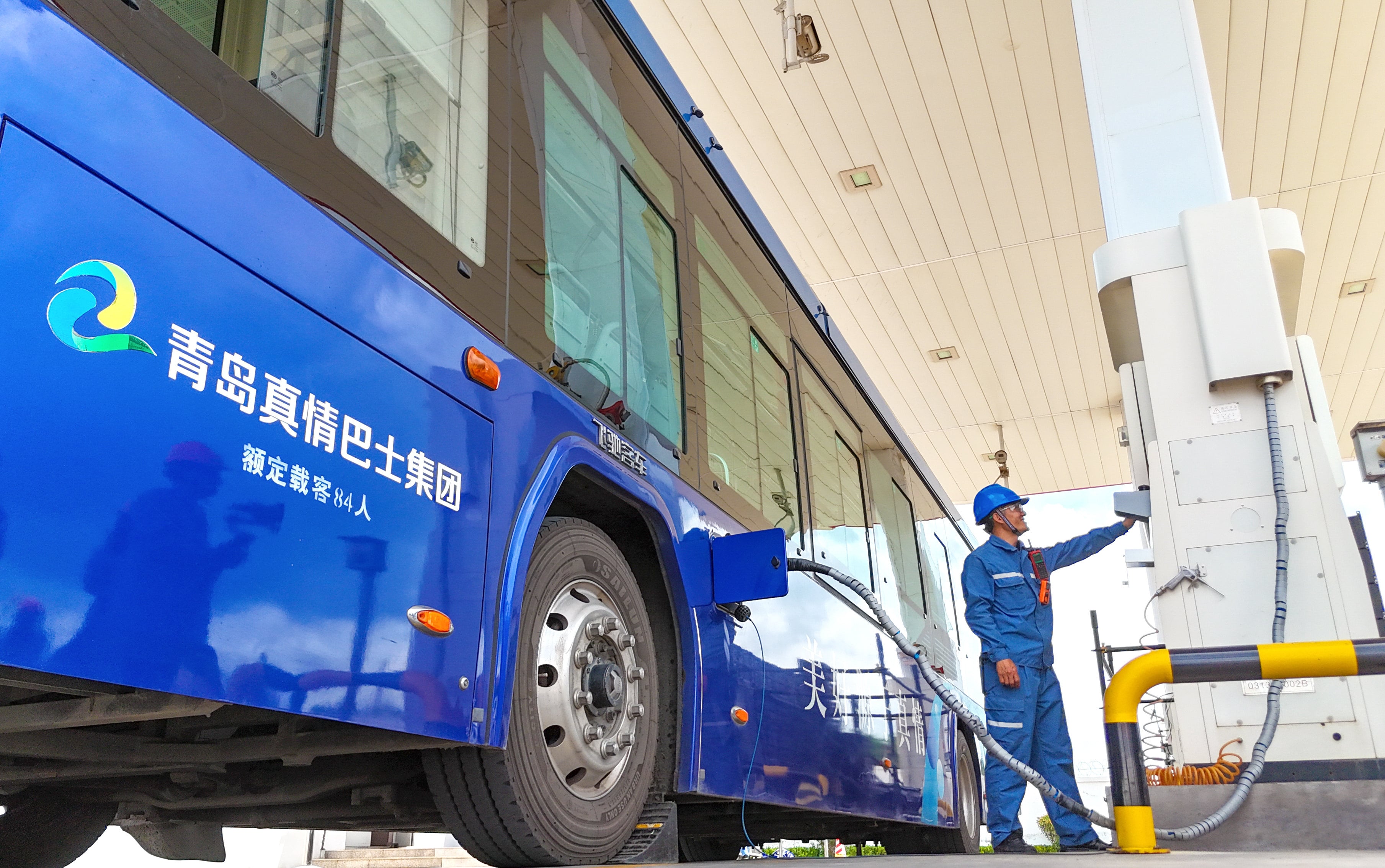 A bus is refuelled with hydrogen from a fuel cell in China’s Shandong province. Photo: Getty Images