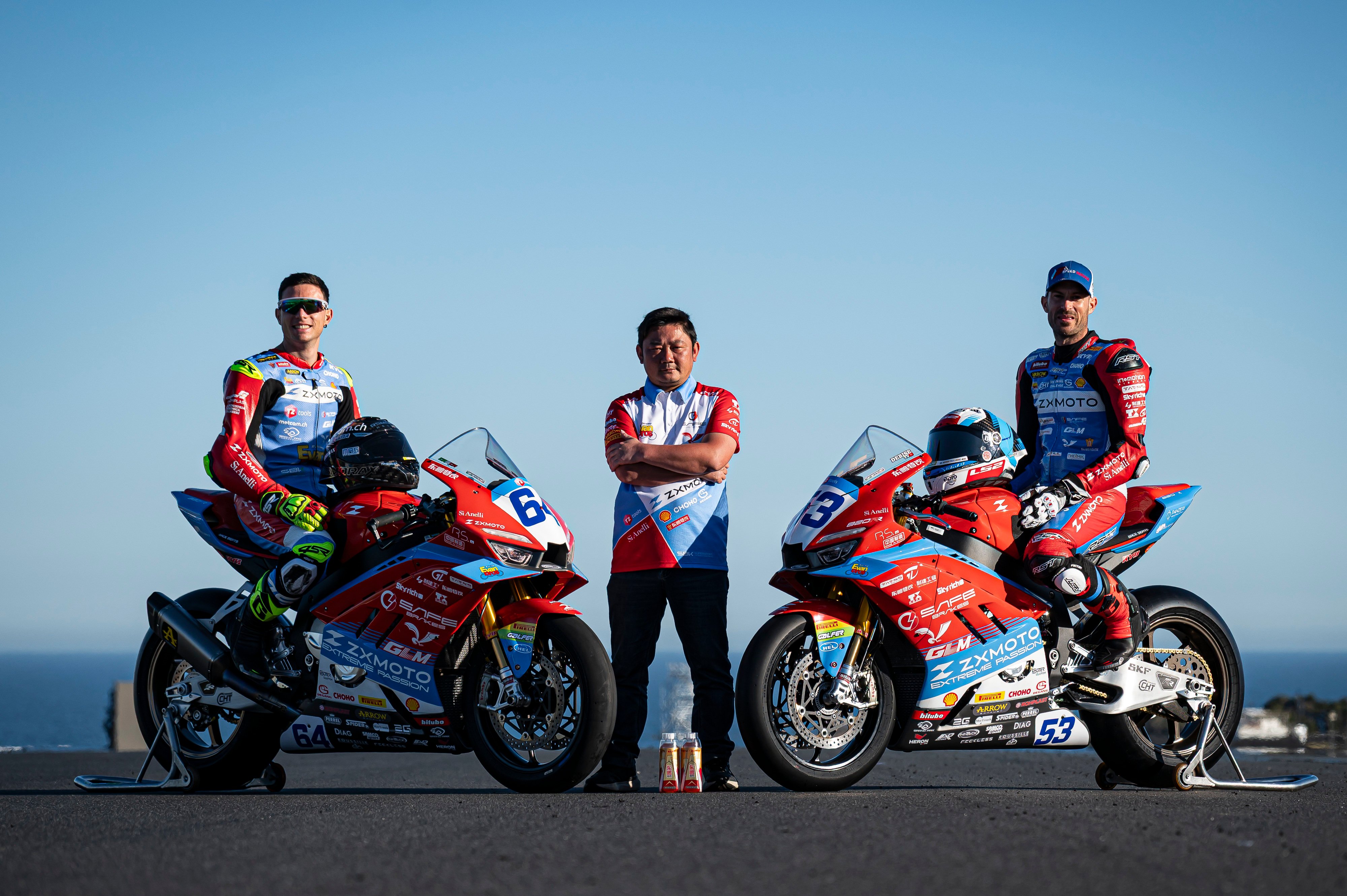 Riders Valentin Debise (right) and Federico Caricasulo (left) pose with Zhang Xue, founder of Chinese motorcycle manufacturer ZXMOTO, at the Phillip Island Grand Prix Circuit in Australia on February 20, 2026. Photo: Xinhua