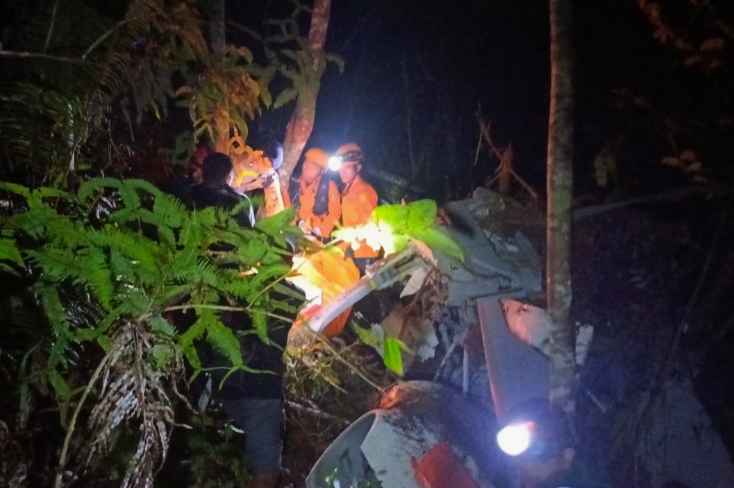 Rescuers inspect the wreckage of a helicopter that crashed in Sekadau, West Kalimantan, on Thursday. Photo: Basarnas/AP