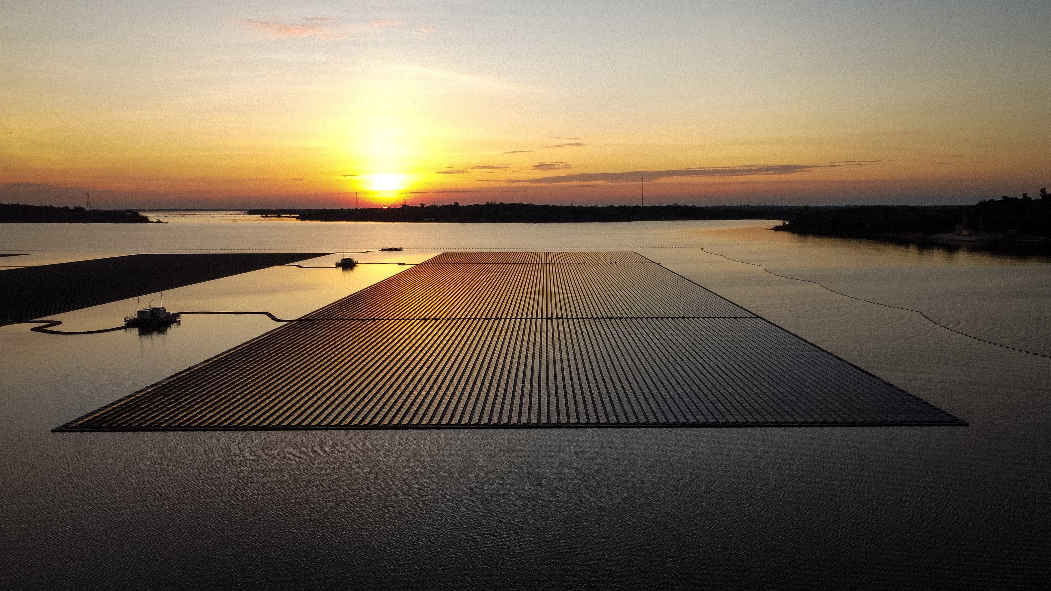 Floating solar panels are seen at a hydro-solar farm run by the Electricity Generating Authority of Thailand in Ubon Ratchathani province. Photo: AFP