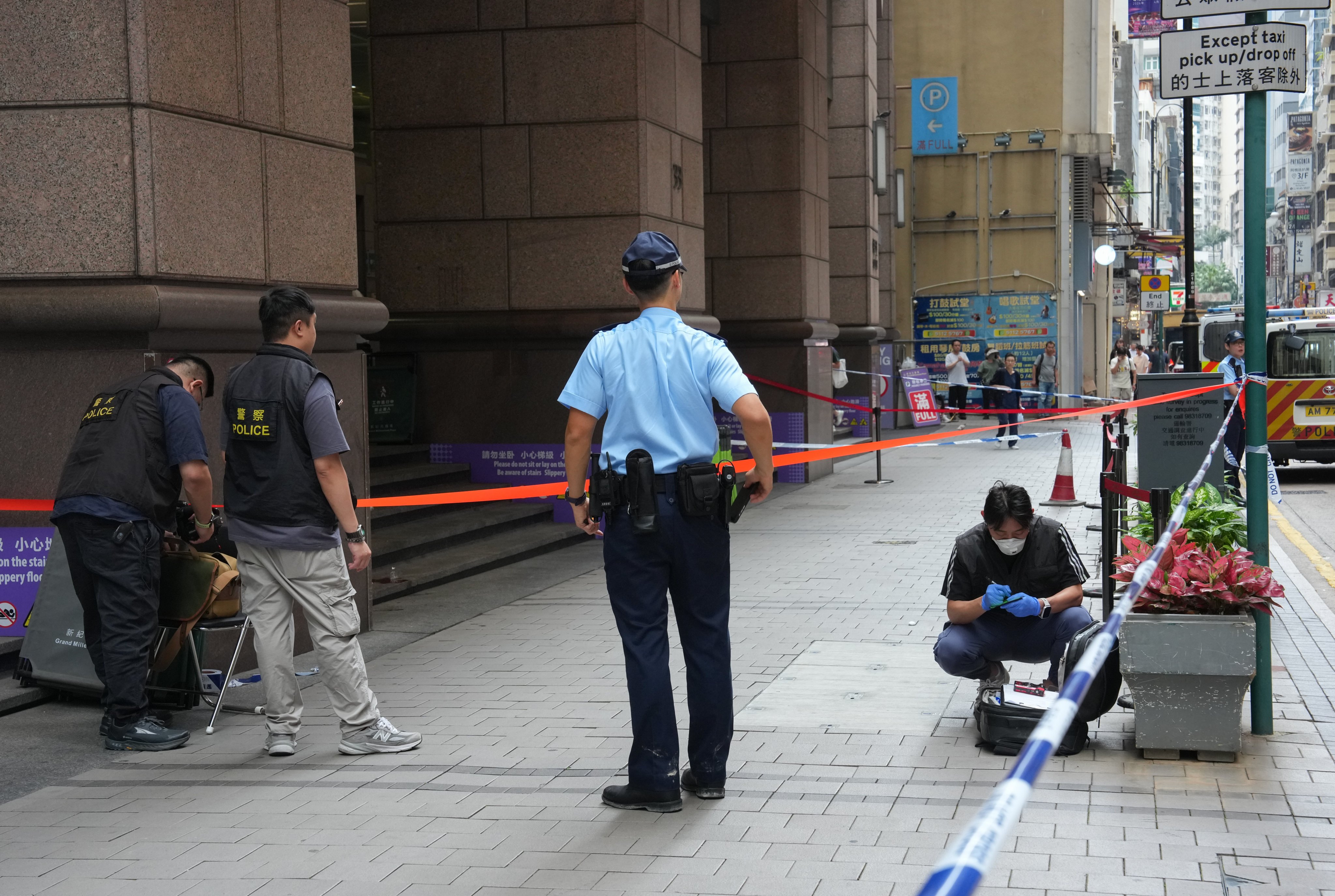 Police investigating at the scene of the stabbing outside Cosco Tower in Sheung Wan. Photo: Jelly Tse