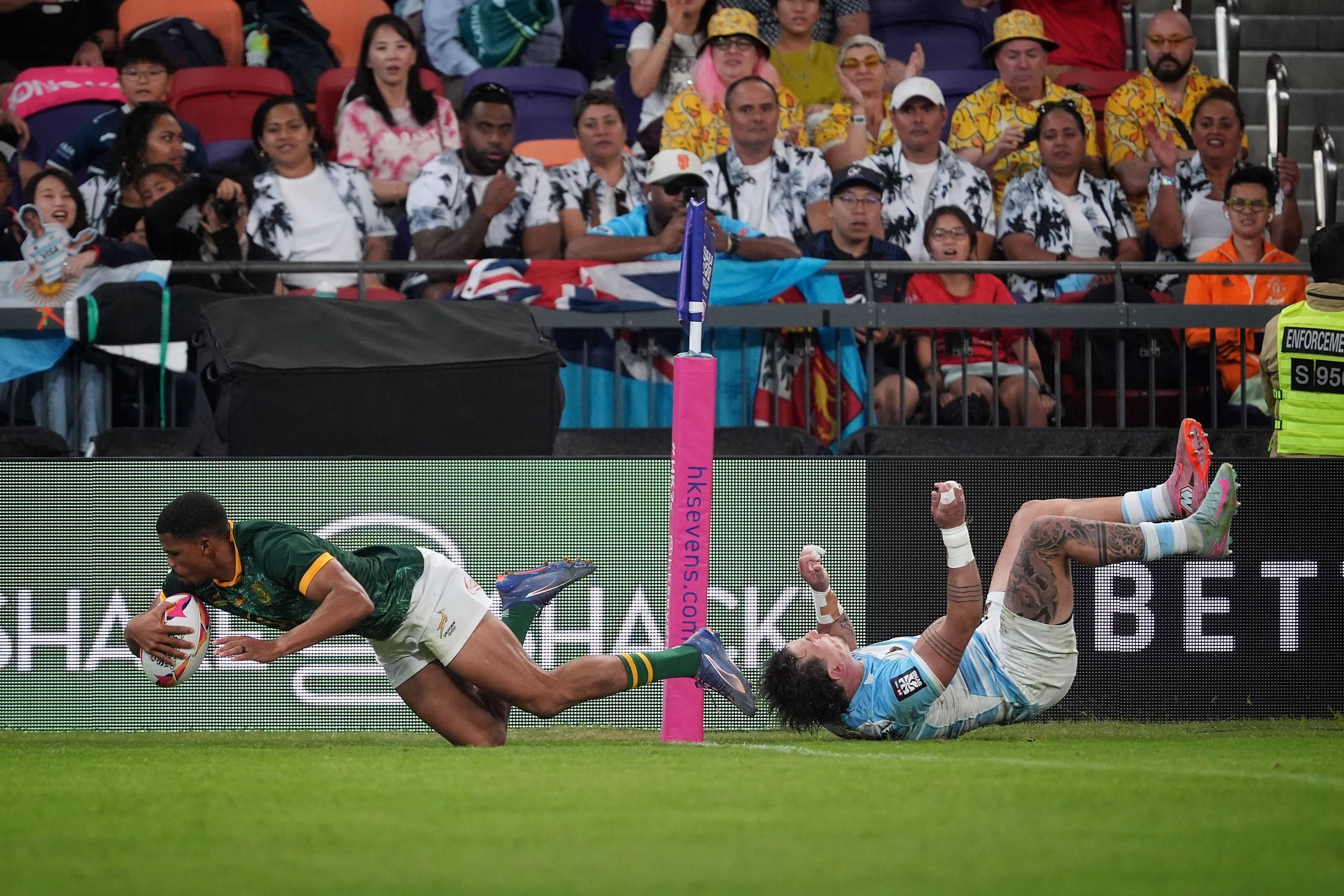 South Africa’s Sebastiaan Jobb scores a try against Argentina at the Cathay/HSBC Hong Kong Sevens. Photo: Elson Li