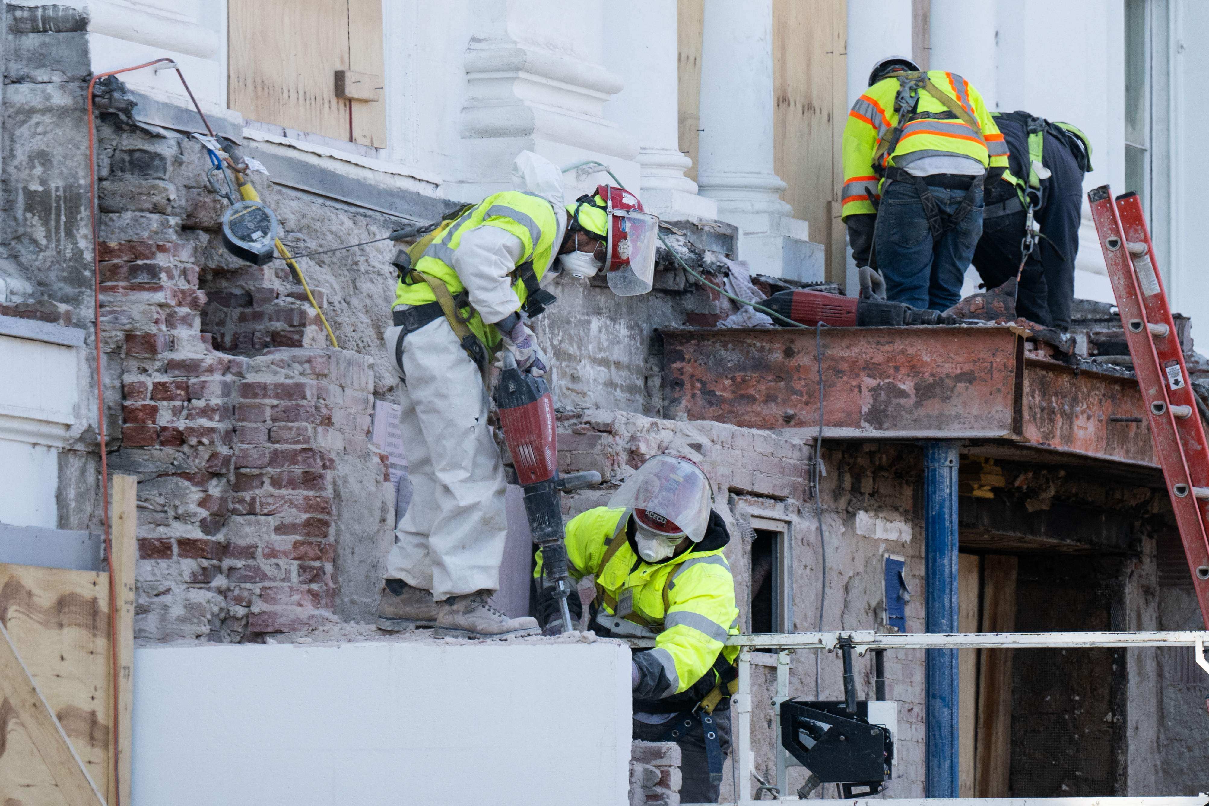 Construction workers  the East Wing of the White House in preparation to build a new ballroom on December 1, 2025. Photo: AFP