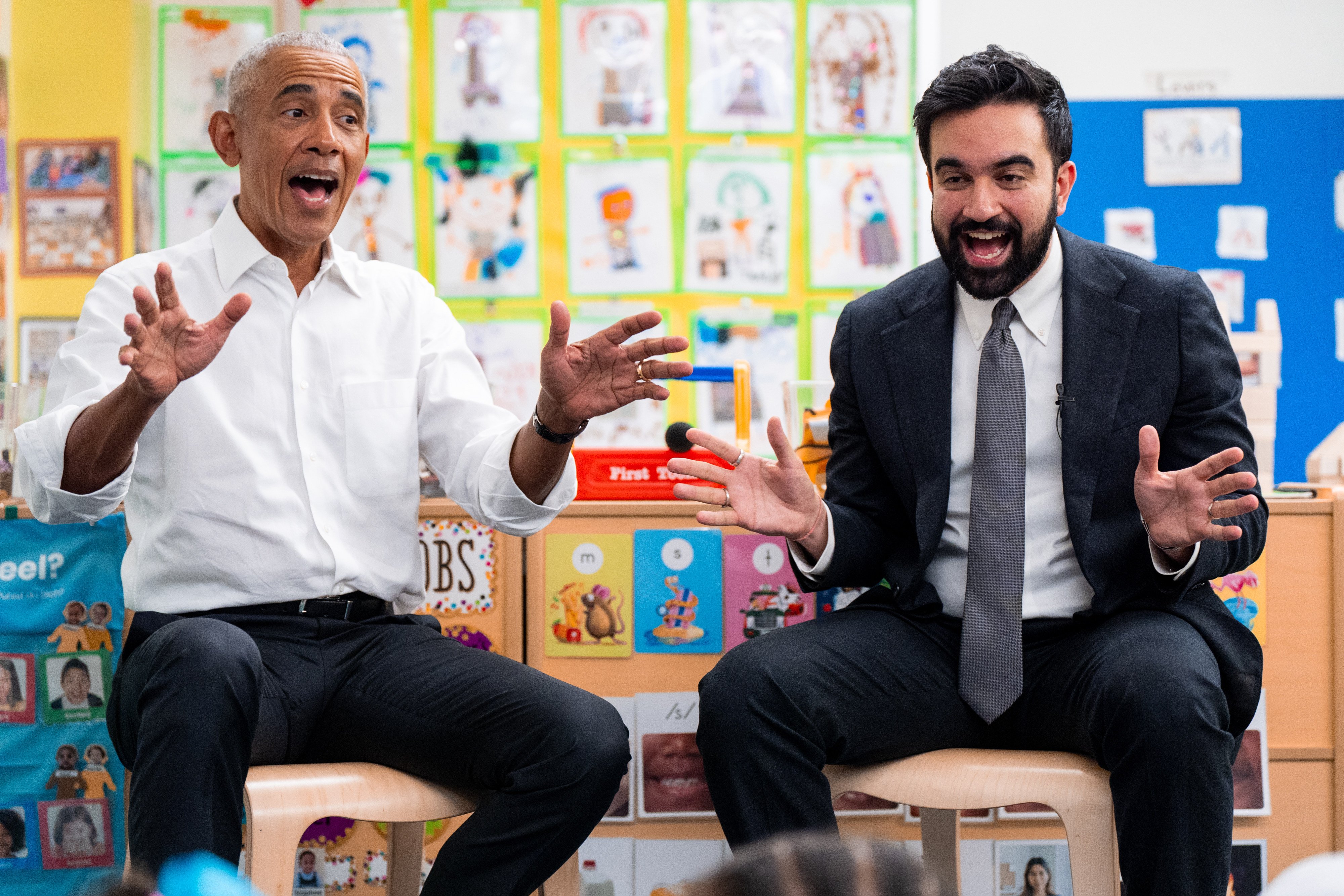 Former US president Barack Obama and Mayor Zohran Mamdani sing ‘The Wheels on the Bus’ during a reading event in New York on Saturday. Photo: AP