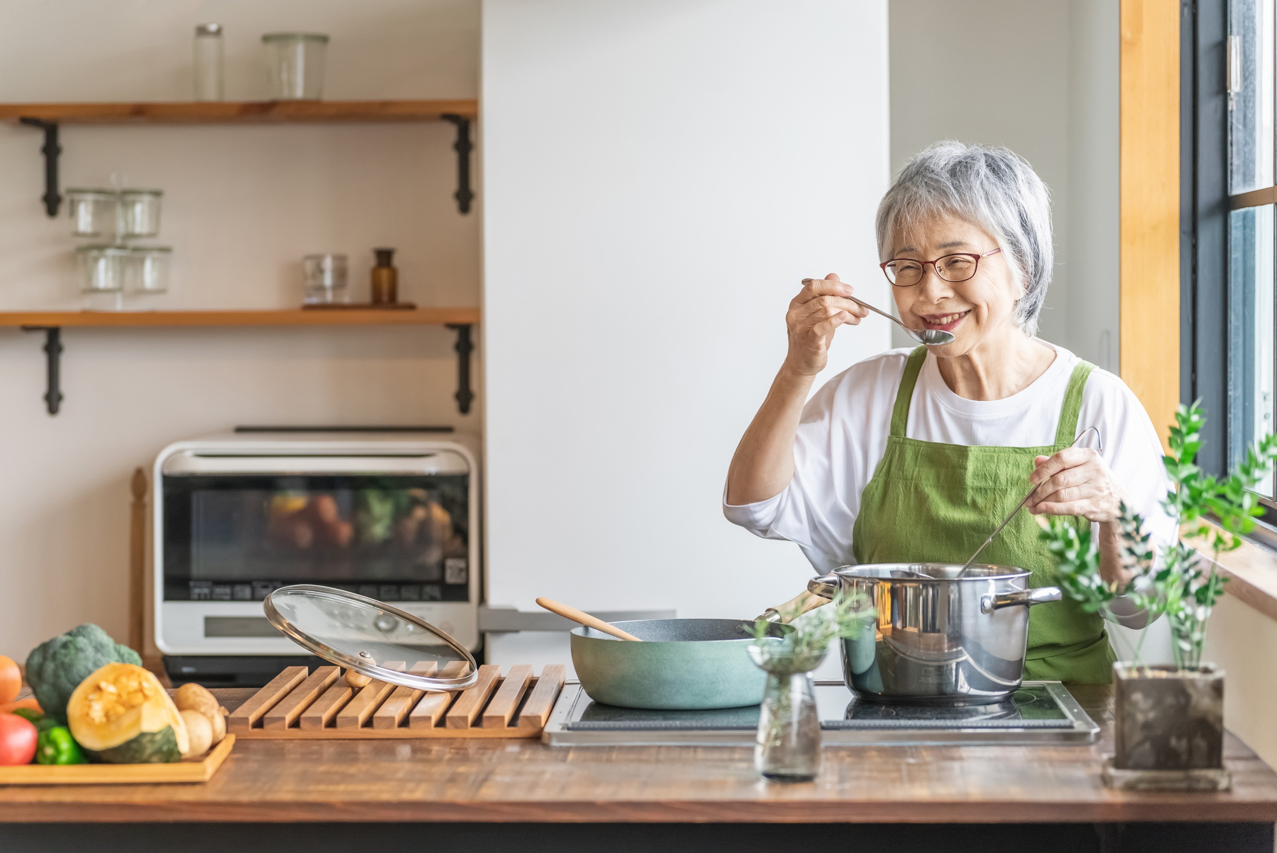 A recent study suggests that cooking at home, even once a week, lowers a person’s dementia risk. Photo: Shutterstock