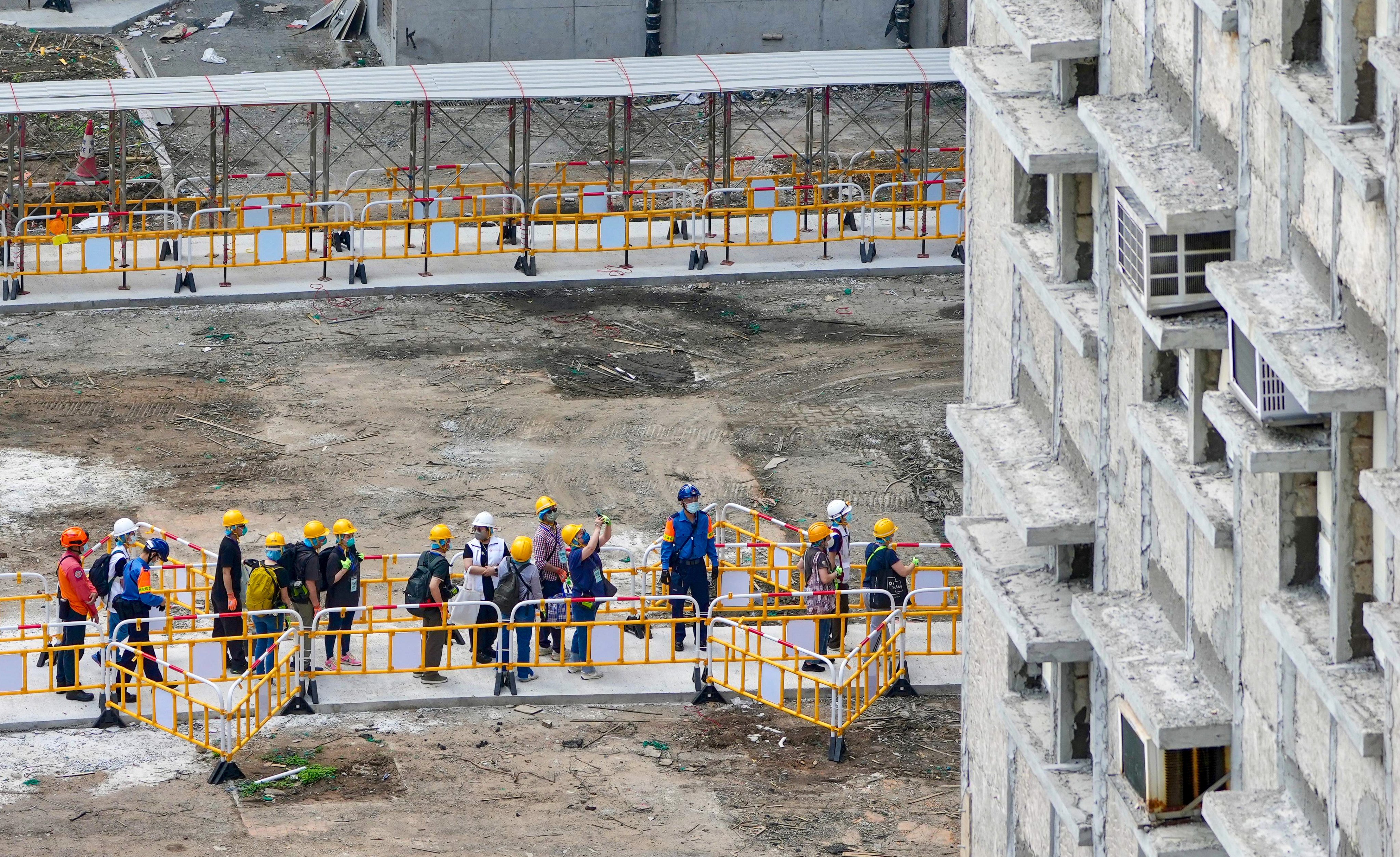 Wang Fuk Court residents return to their flats. Photo: Sam Tsang