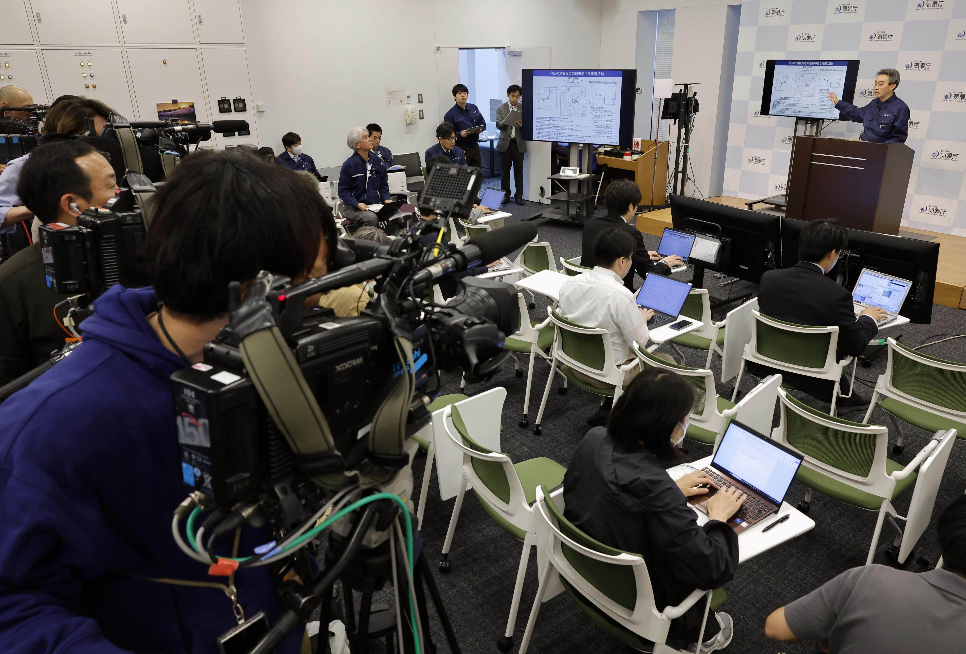 The Japan Meteorological Agency briefs reporters on earthquakes in Nagano prefecture on Saturday. Photo: Kyodo
