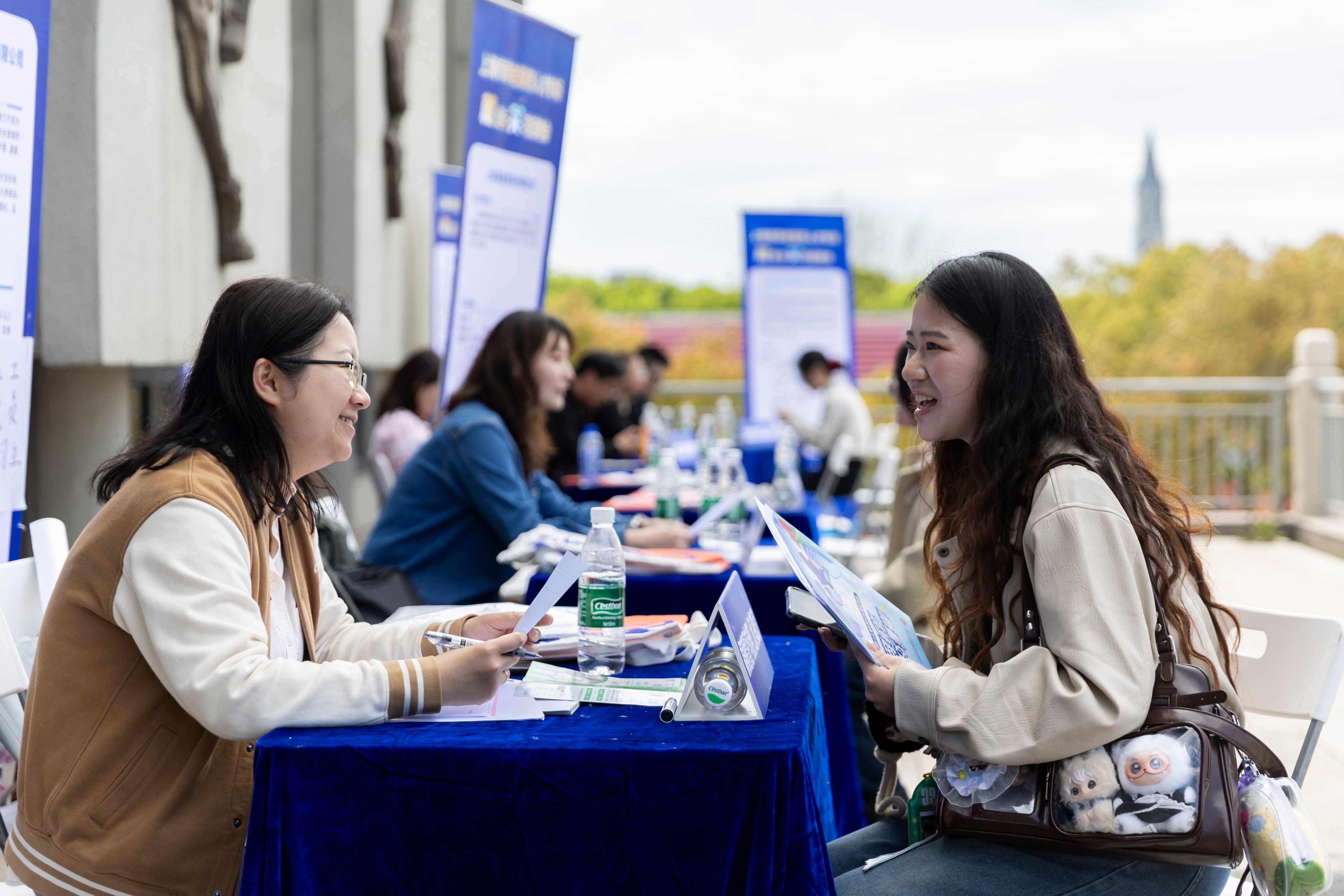 A job seeker talks with a recruiter at a job fair on Songjiang campus of Shanghai University of Engineering Science in Shanghai, China on April 9, 2026. Photo: Xinhua