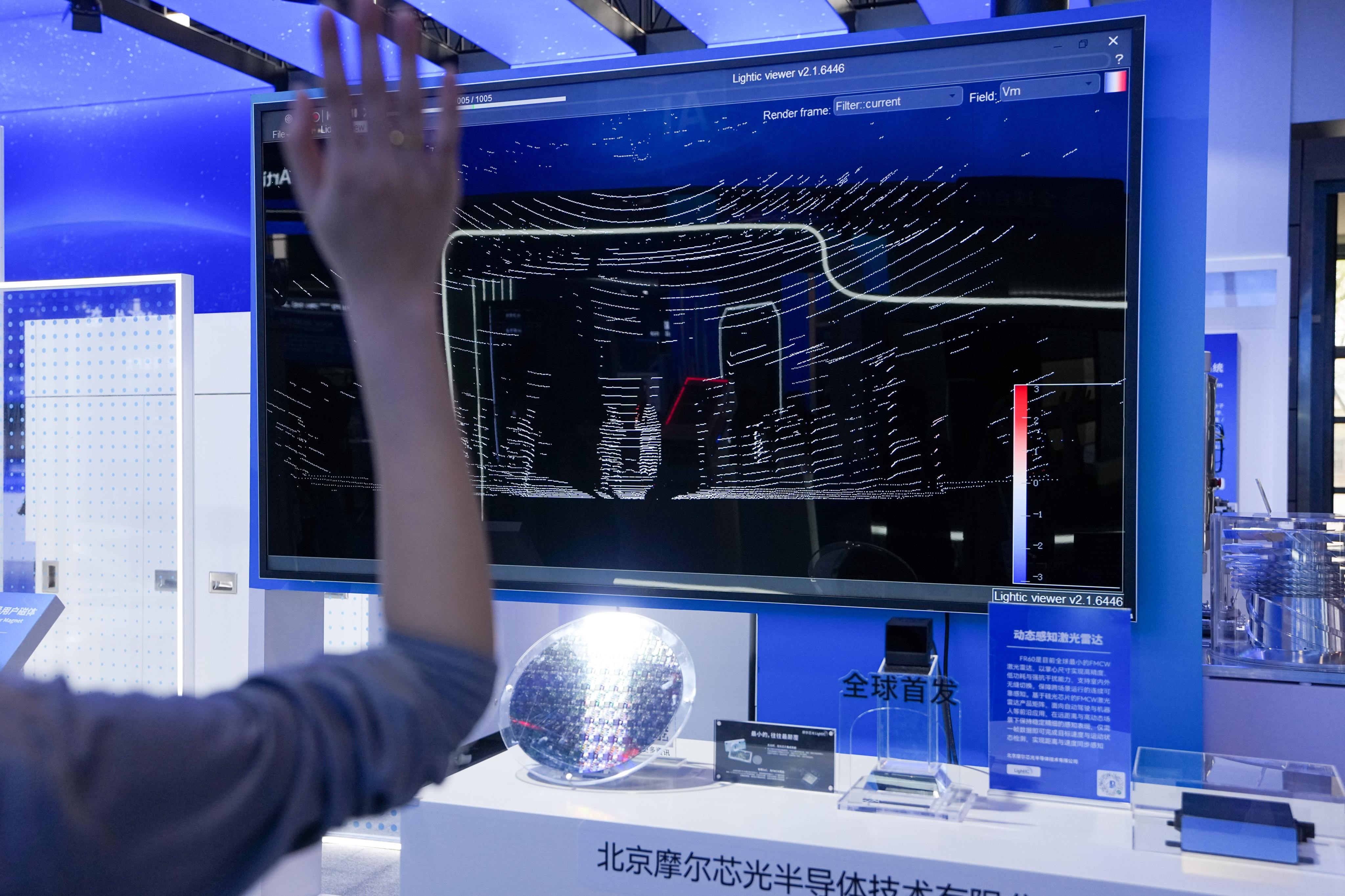 An exhibitor introduces a dynamic perception lidar which can be applied to self-driving systems and robots at the Zhongguancun Exhibition Centre, Beijing, on March 25, 2026. Photo: Xinhua