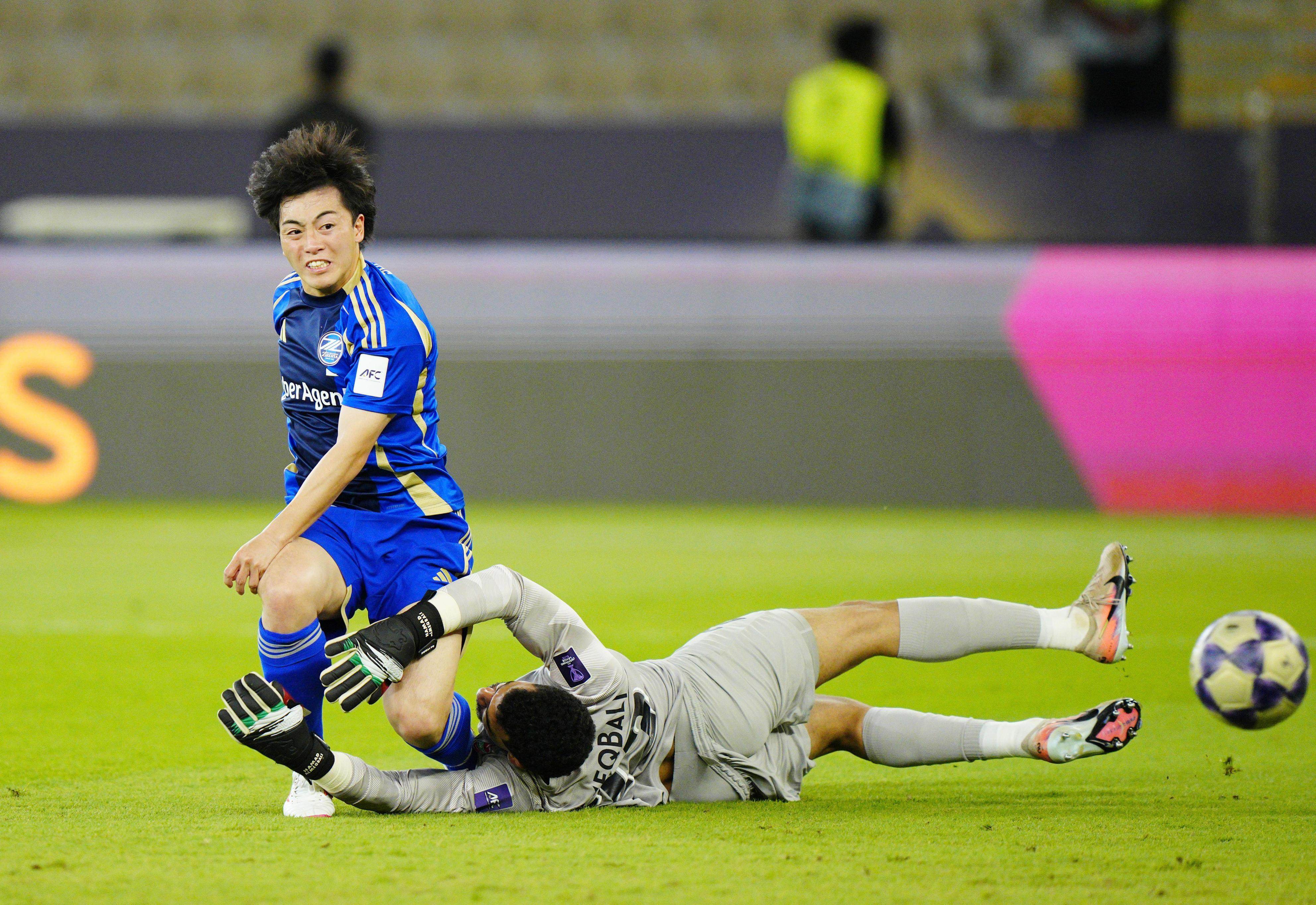 Machida Zelvia’s Yuki Soma (left) scores the winning goal in his team’s 1-0 Asian Champions League Elite semi-final win over Shabab Al-Ahli in Jeddah on Tuesday. Photo: Kyodo