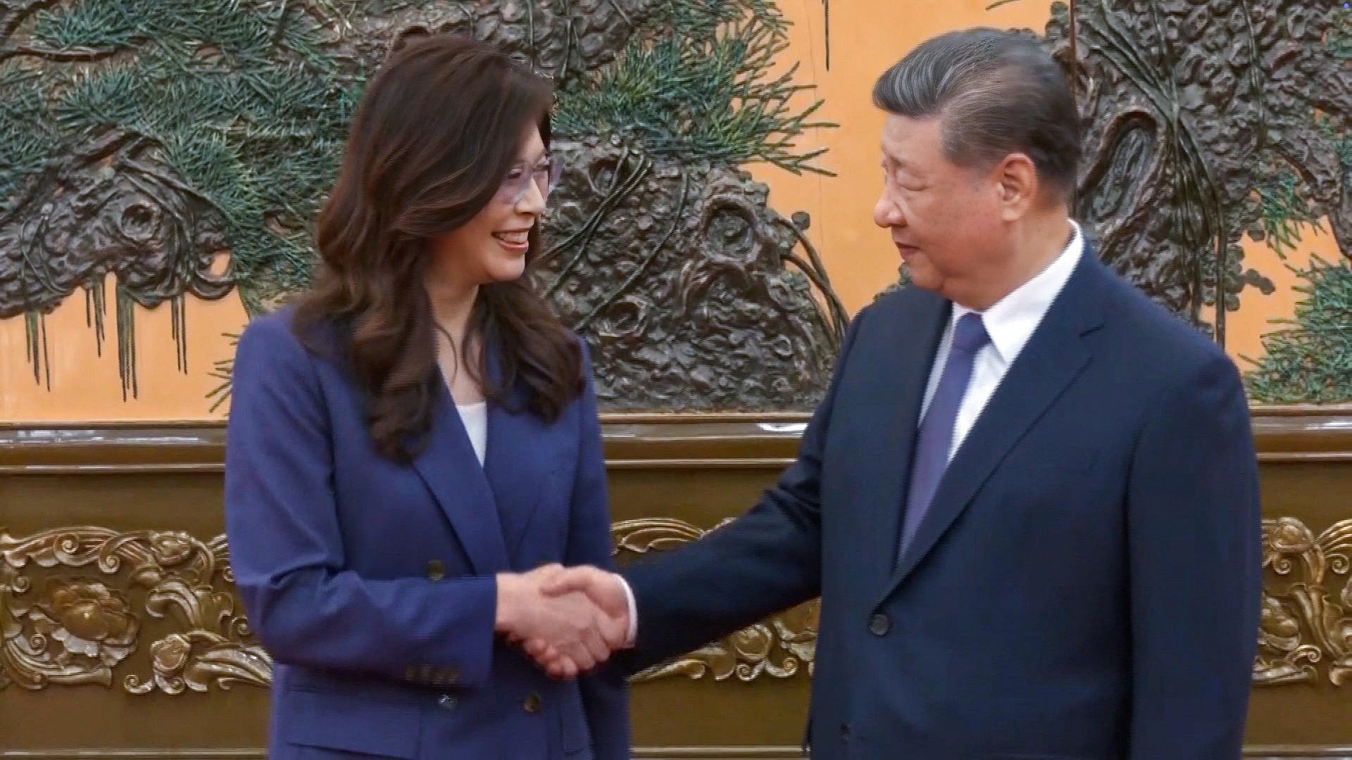 Kuomintang leader Cheng Li-wun shakes hands with Chinese President Xi Jinping at the Great Hall of the People in Beijing, China, on April 10. Photo: CTI via Reuters