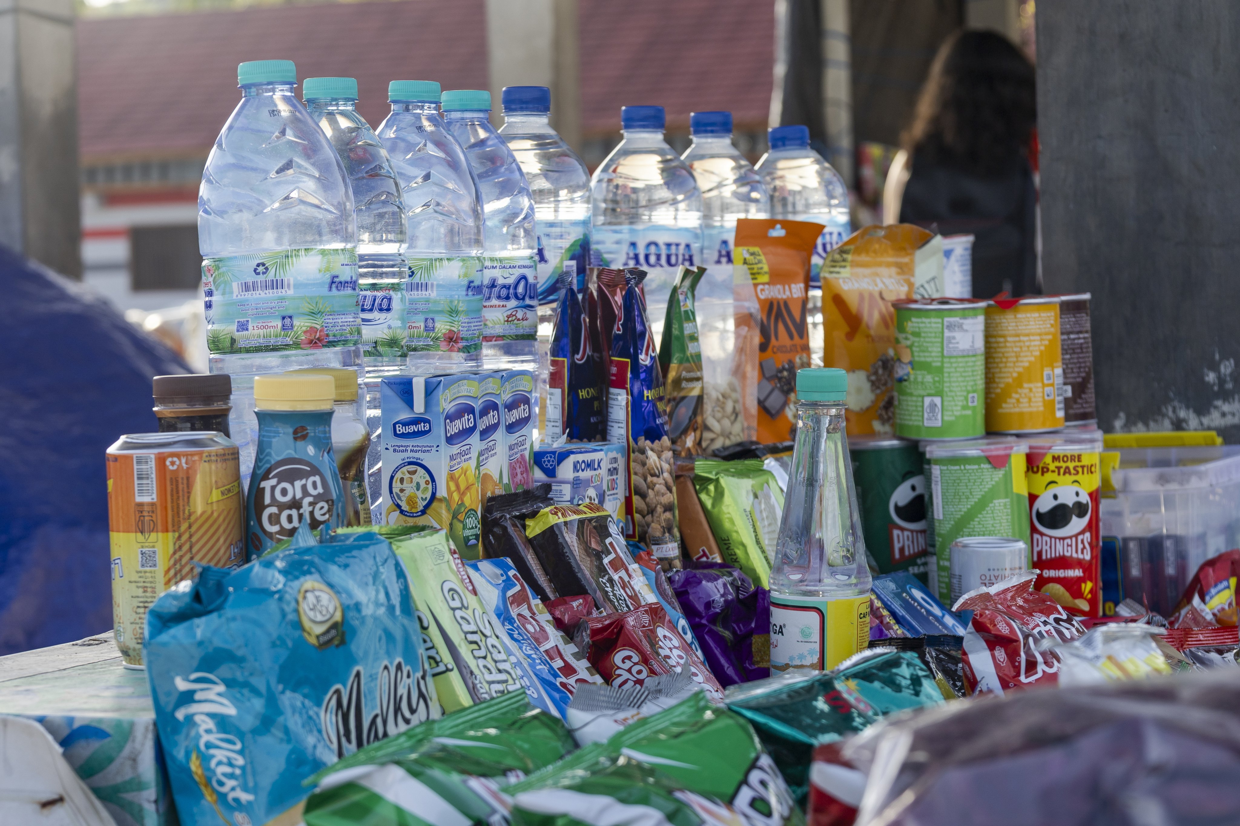 A street vendor sells drinks and other items at a beach in Bali. Many food and drink products in Indonesia already have a Guideline Daily Amount nutrition facts label. Photo: EPA-EFE