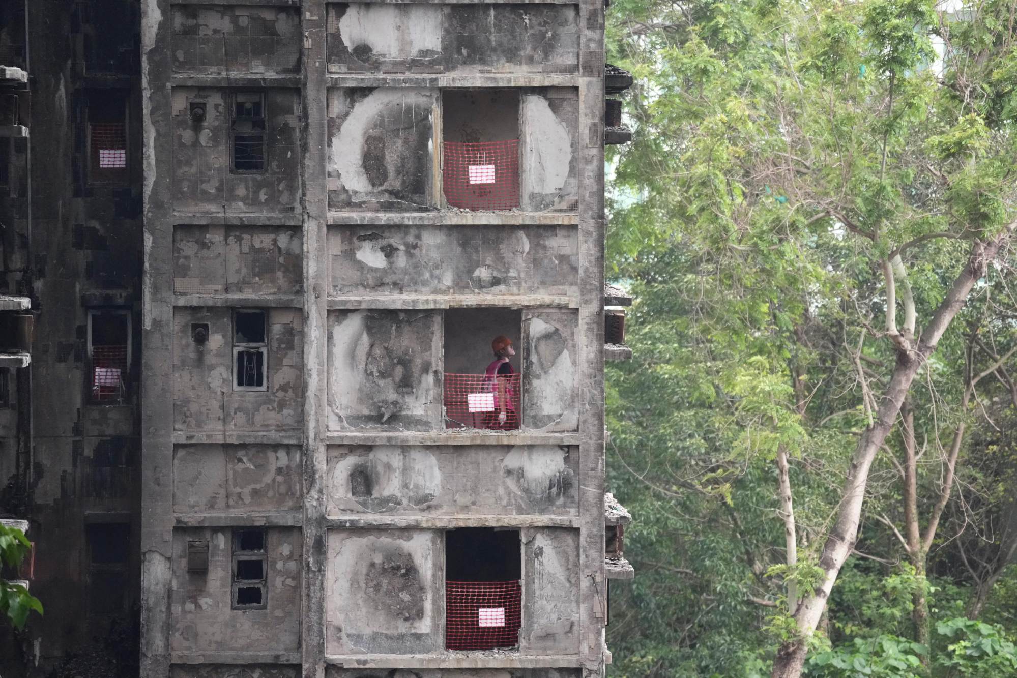 Residents return Wang Cheong House to pack their belongings. Photo: Karma Lo