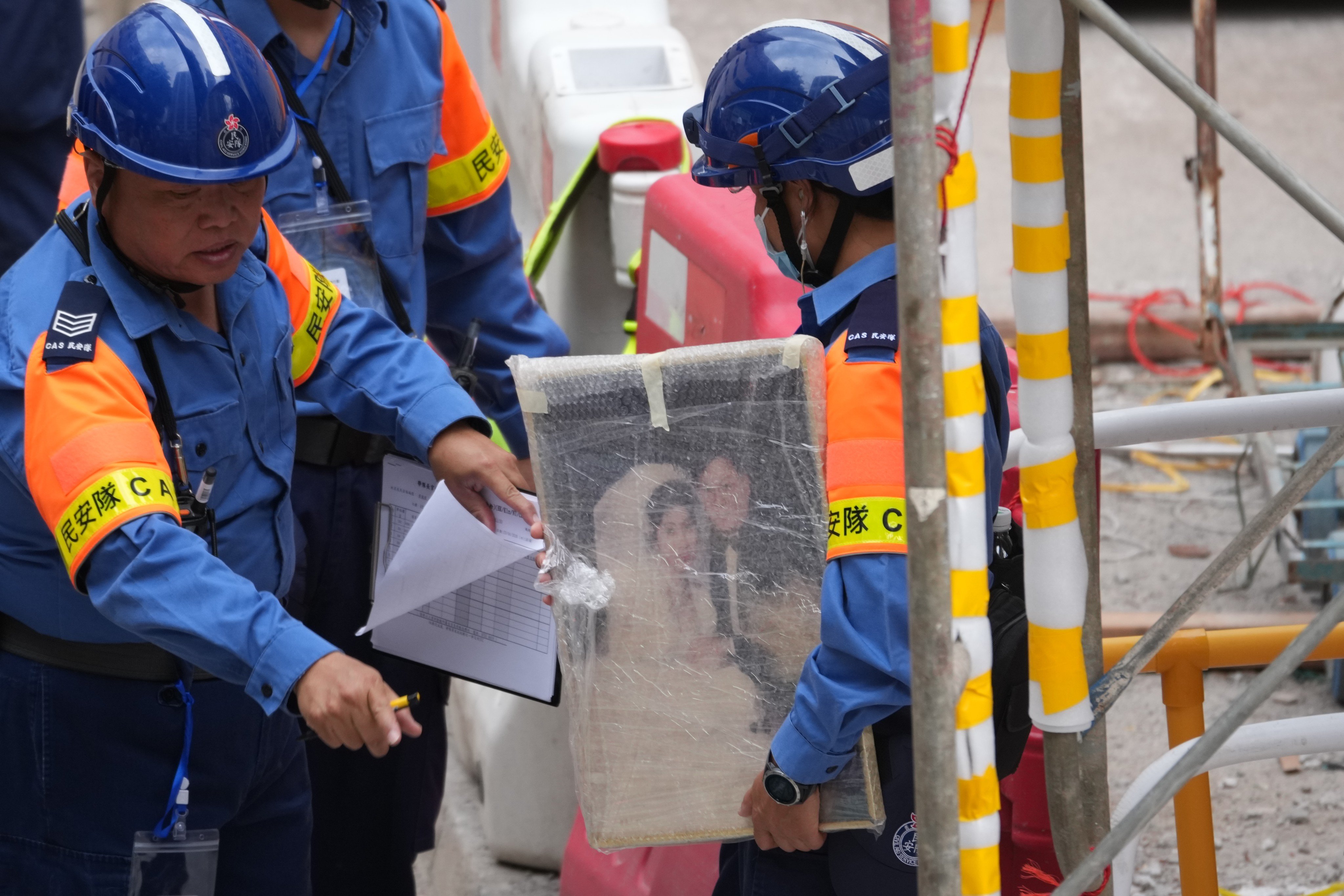 Residents of Wang Yan House in Wang Fuk Court, Tai Po, return to their flats in batches to collect personal belongings. Photo: Karma Lo