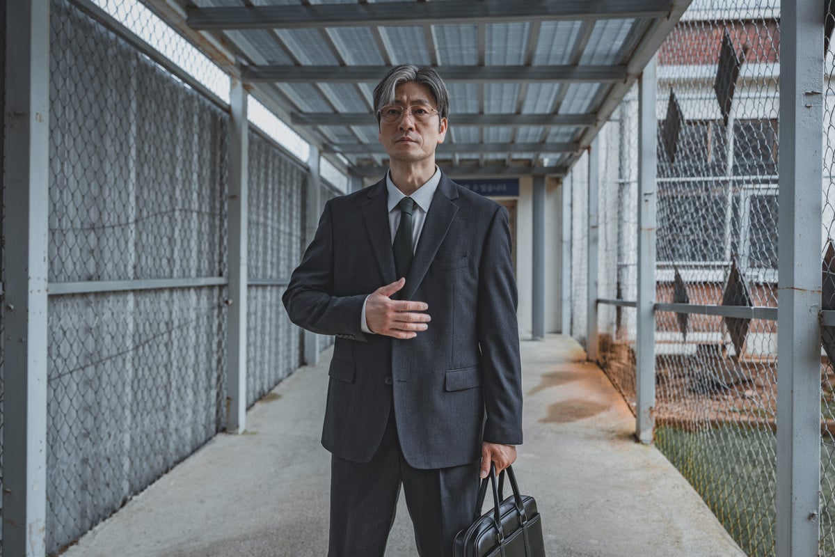 Park Hae-soo as big-city police officer Kang Tae-ju in a still from The Scarecrow, a new Korean drama streaming now on Viu.