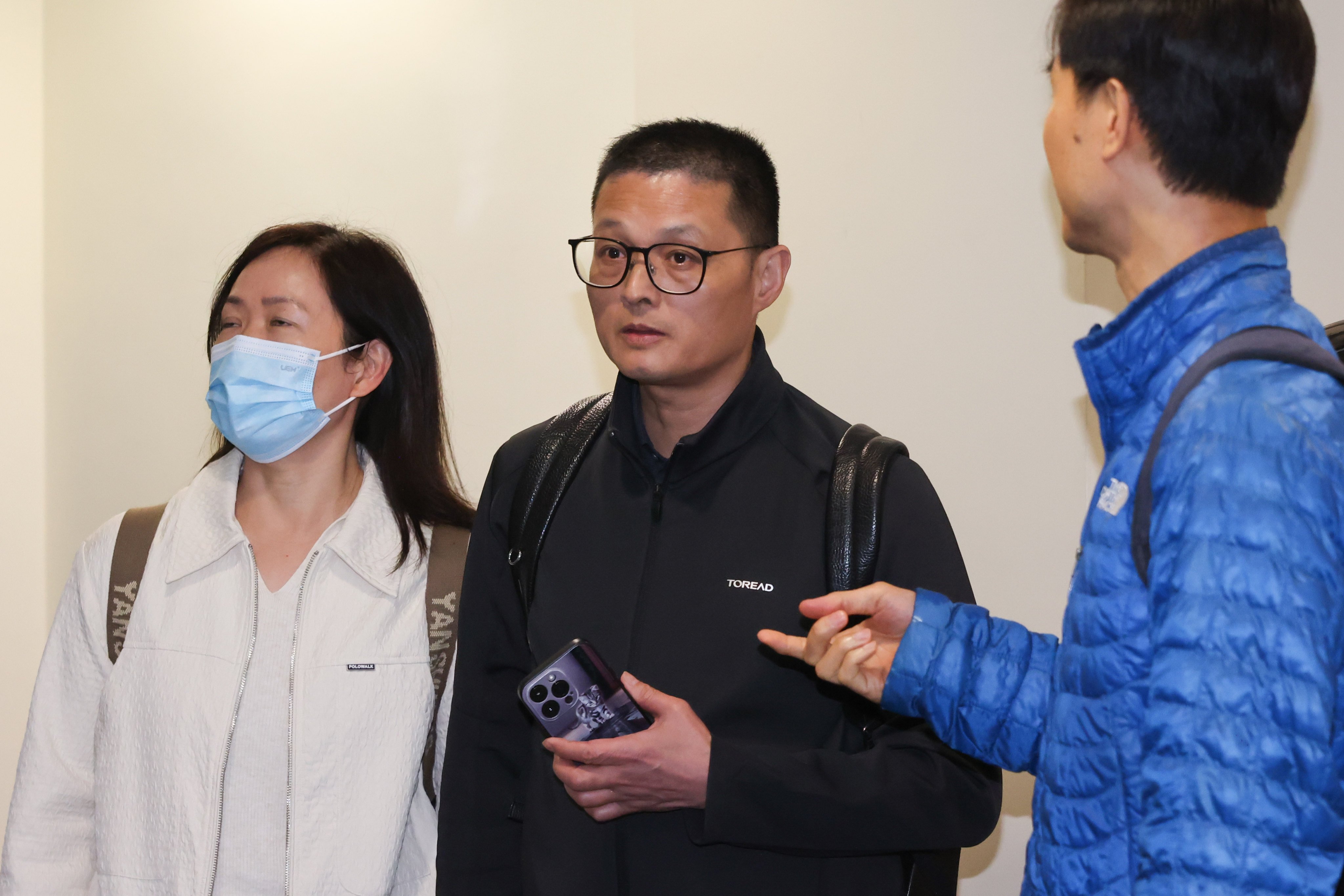 Li Yuanjian’s parents, Li Zhijian (black jacket) and Peng Hongying, at the Medical Council’s hearing on Friday. Photo: Nora Tam