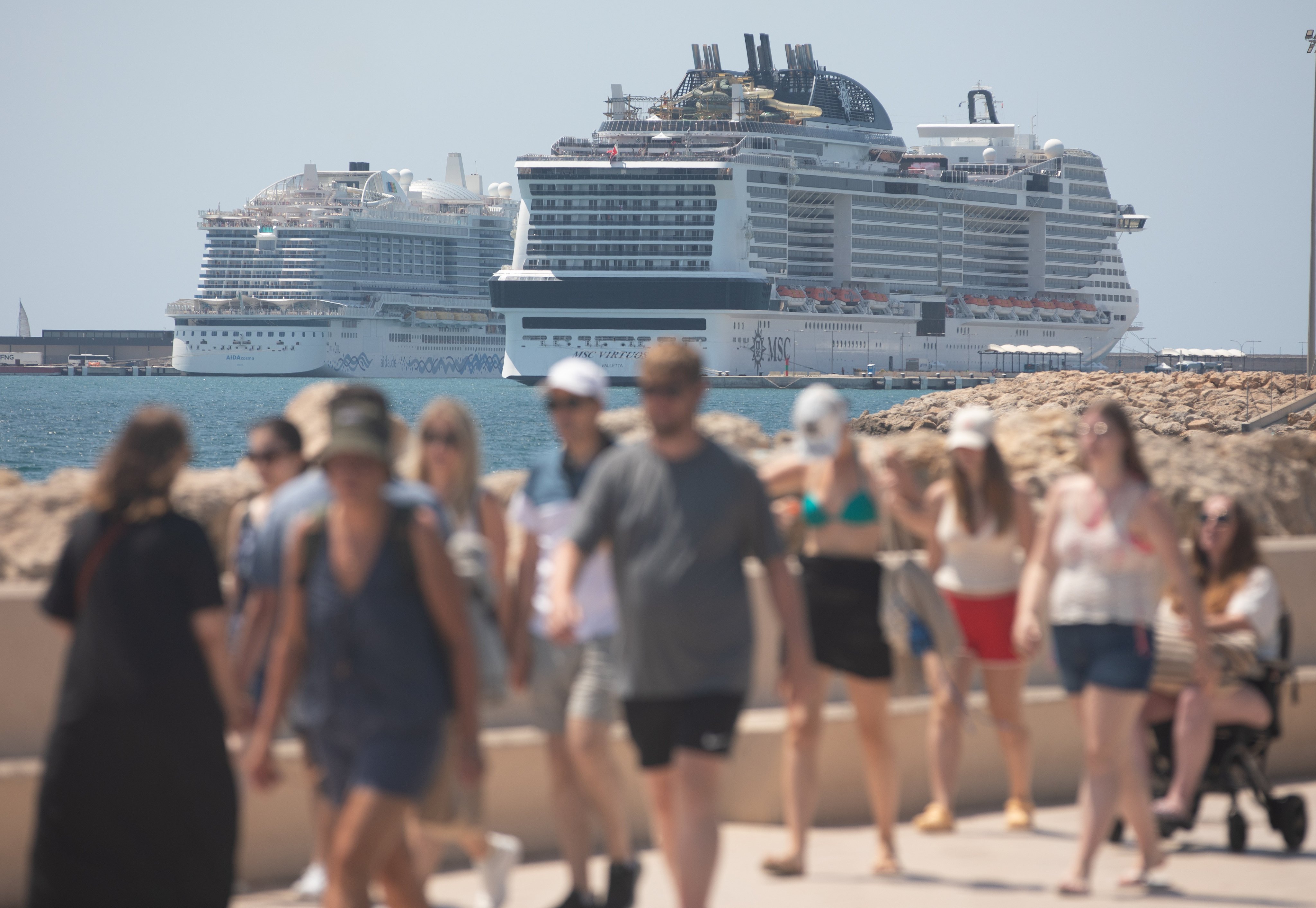 Cruise tourists on their way to visit the city of Palma in Mallorca after disembarking at the port. Photo: dpa