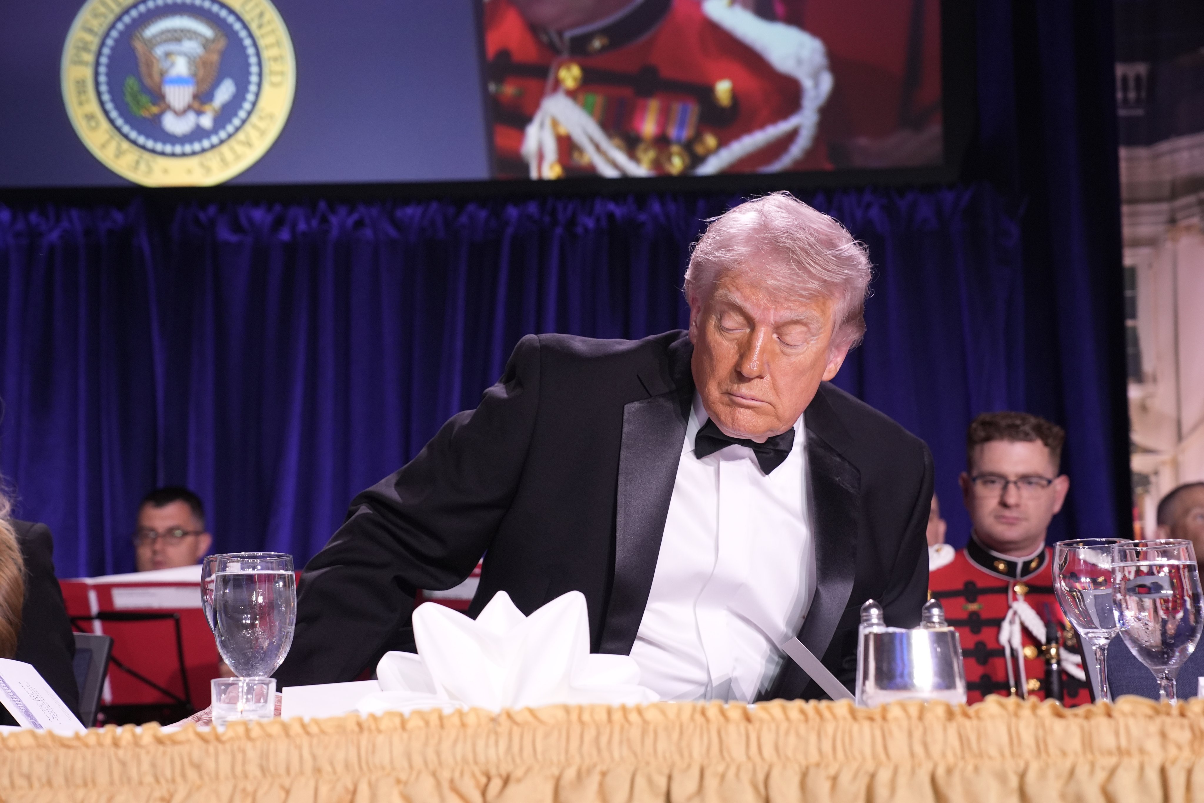 epa12914452 US President Donald Trump participates in the White House Correspondents' Association Dinner in Washington, DC, USA, 25 April 2026.  EPA/Yuri Gripas / POOL