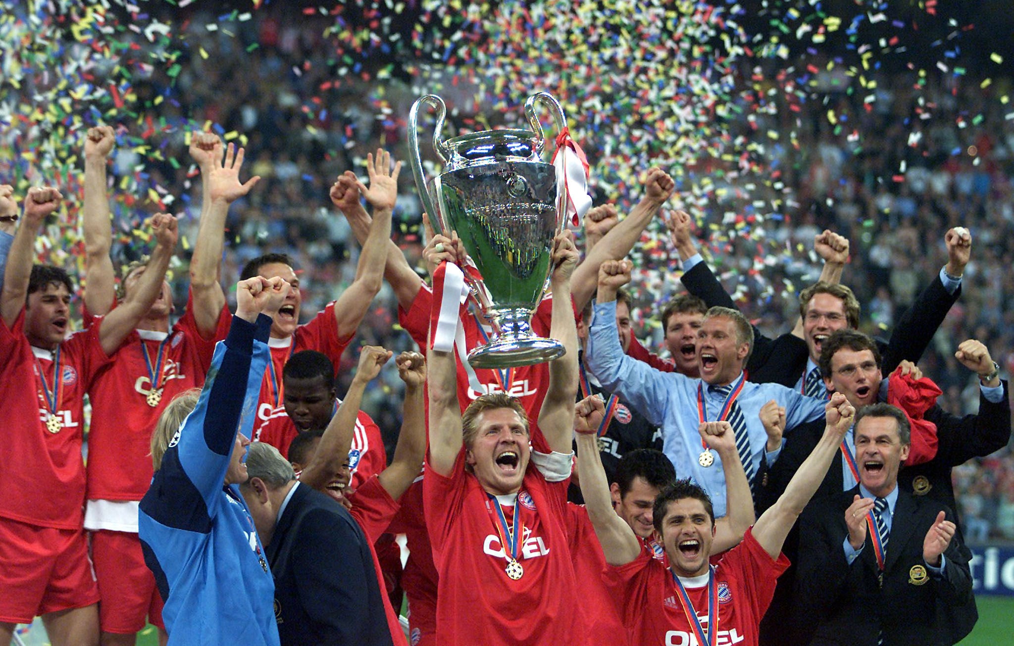 Stefan Effenberg hoists the Champions League trophy following Bayern Munich’s victory over Valencia in the 2001 final. Photo: Reuters