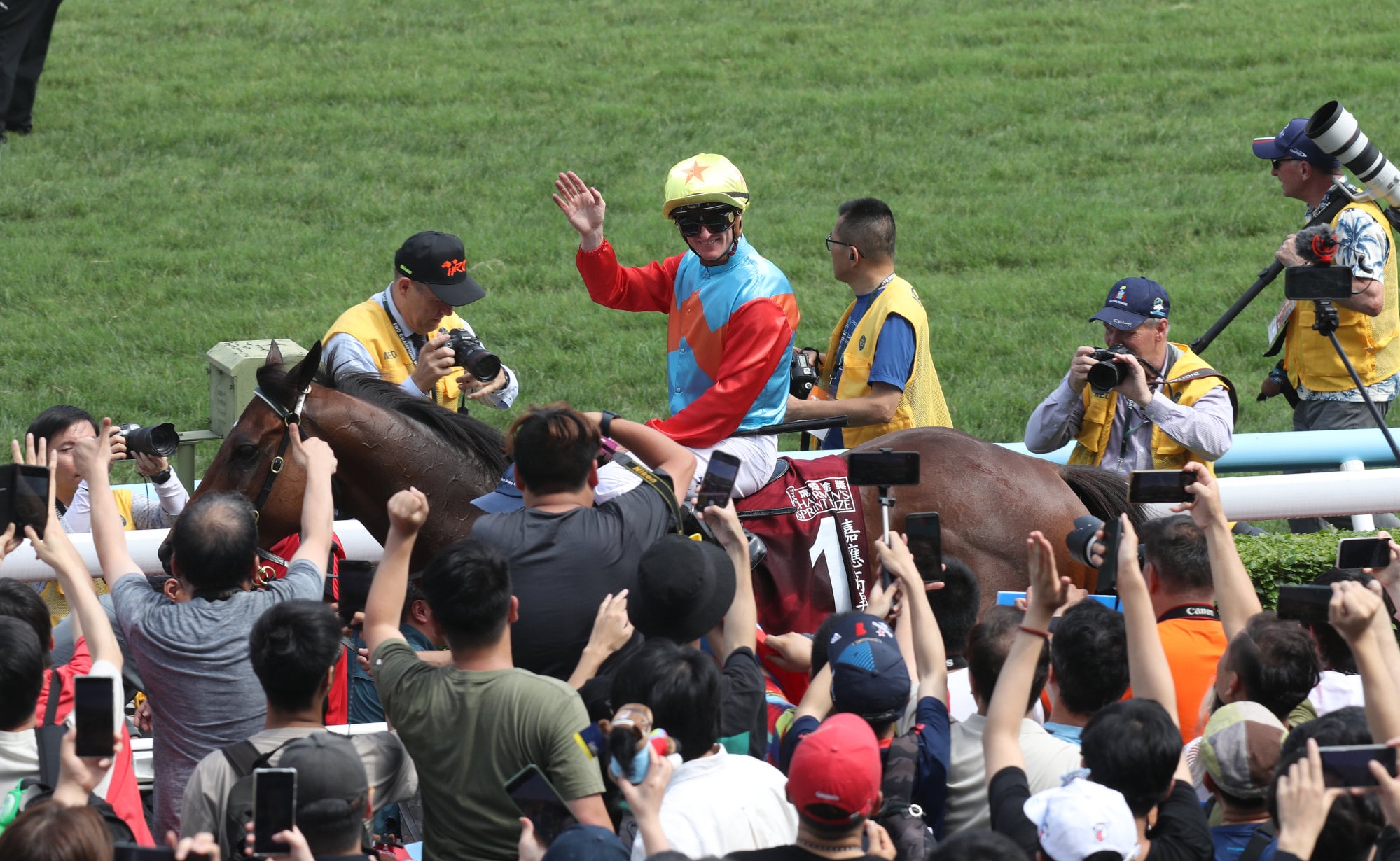 Ka Ying Rising takes in the acclaim of the Sha Tin crowd.