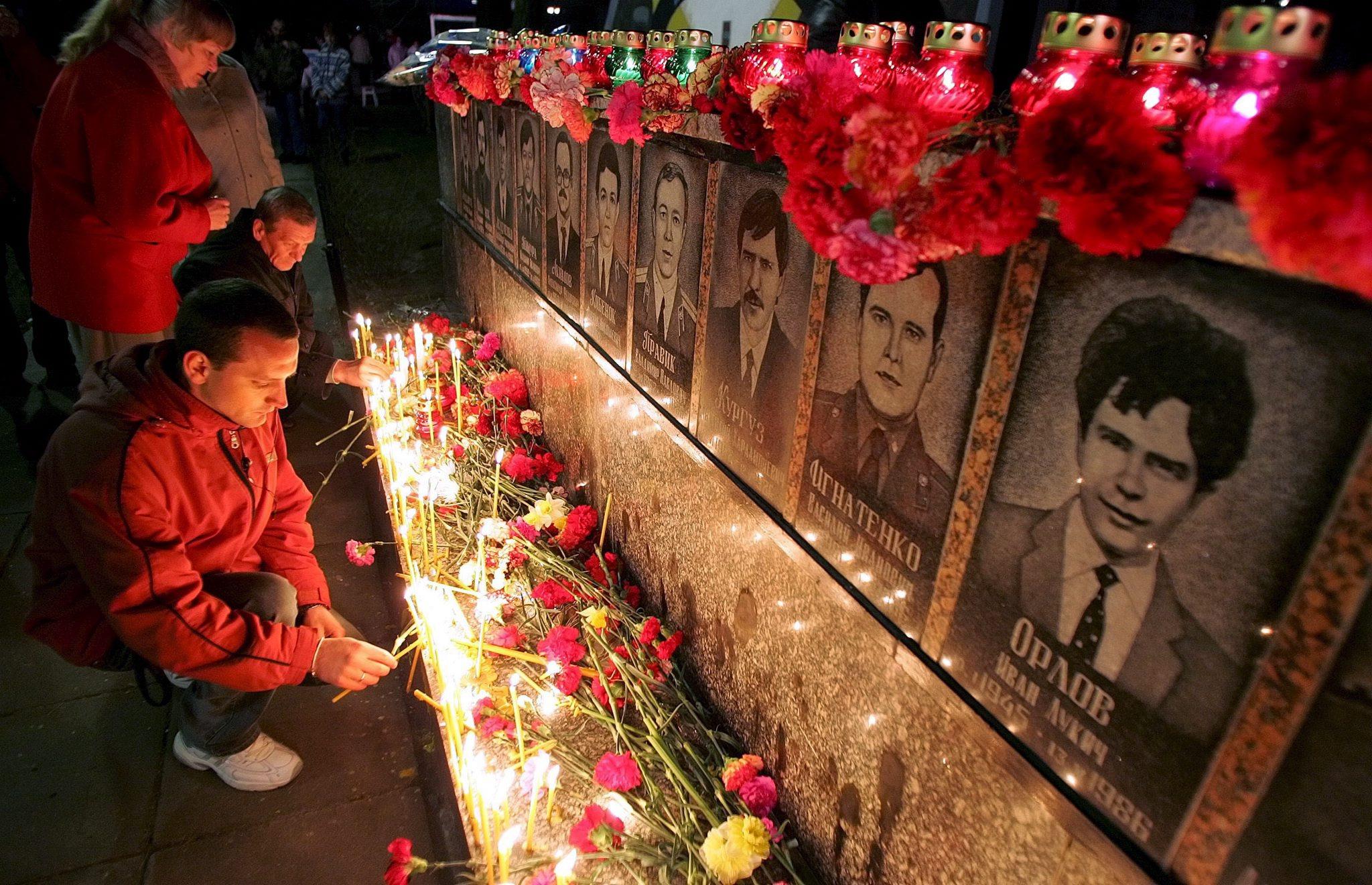 Ukrainians light candles at the memorial of dead liquidators who died during cleaning works after the Chernobyl nuclear power plant disaster, during a ceremony in Slavutych, Ukraine, in 2006. Photo: EPA