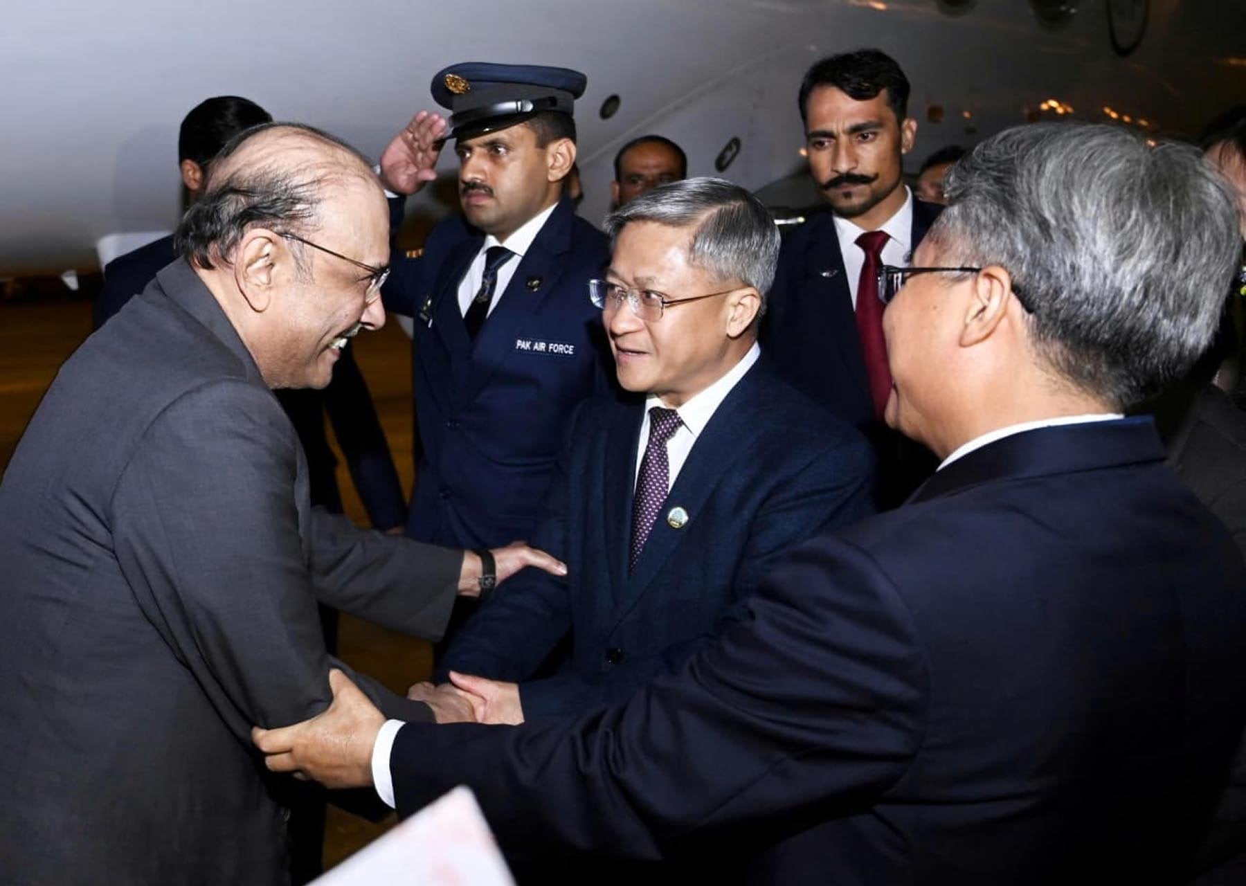 Asif Ali Zardari (left) is welcomed to Hunan by local officials. Photo: EPA