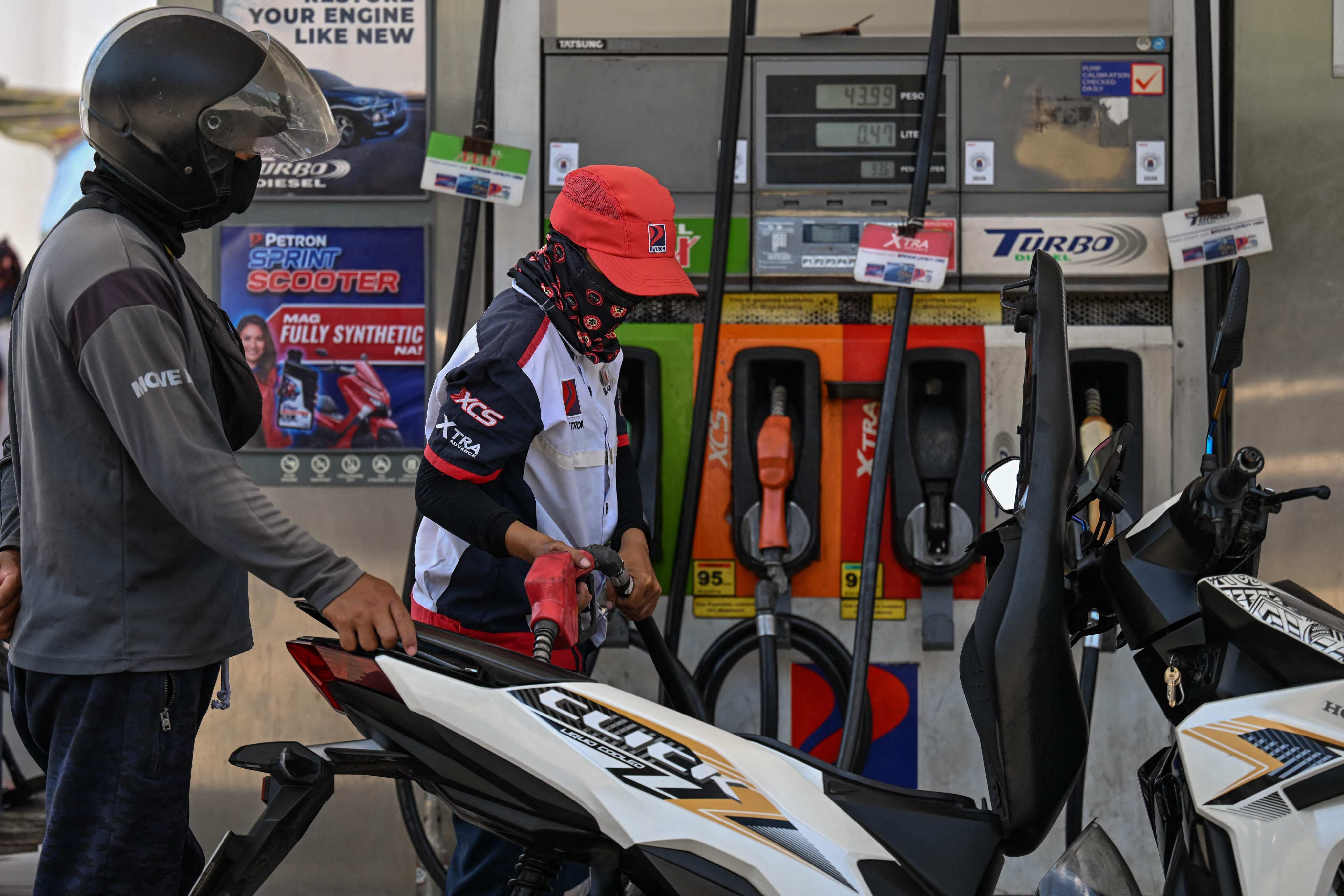 A man refuels the tank of a motorcycle at a petrol station in Manila, the Philippines, on April 7. The Strait of Hormuz blockade has resulted in energy shortages in Asia. Photo: AFP