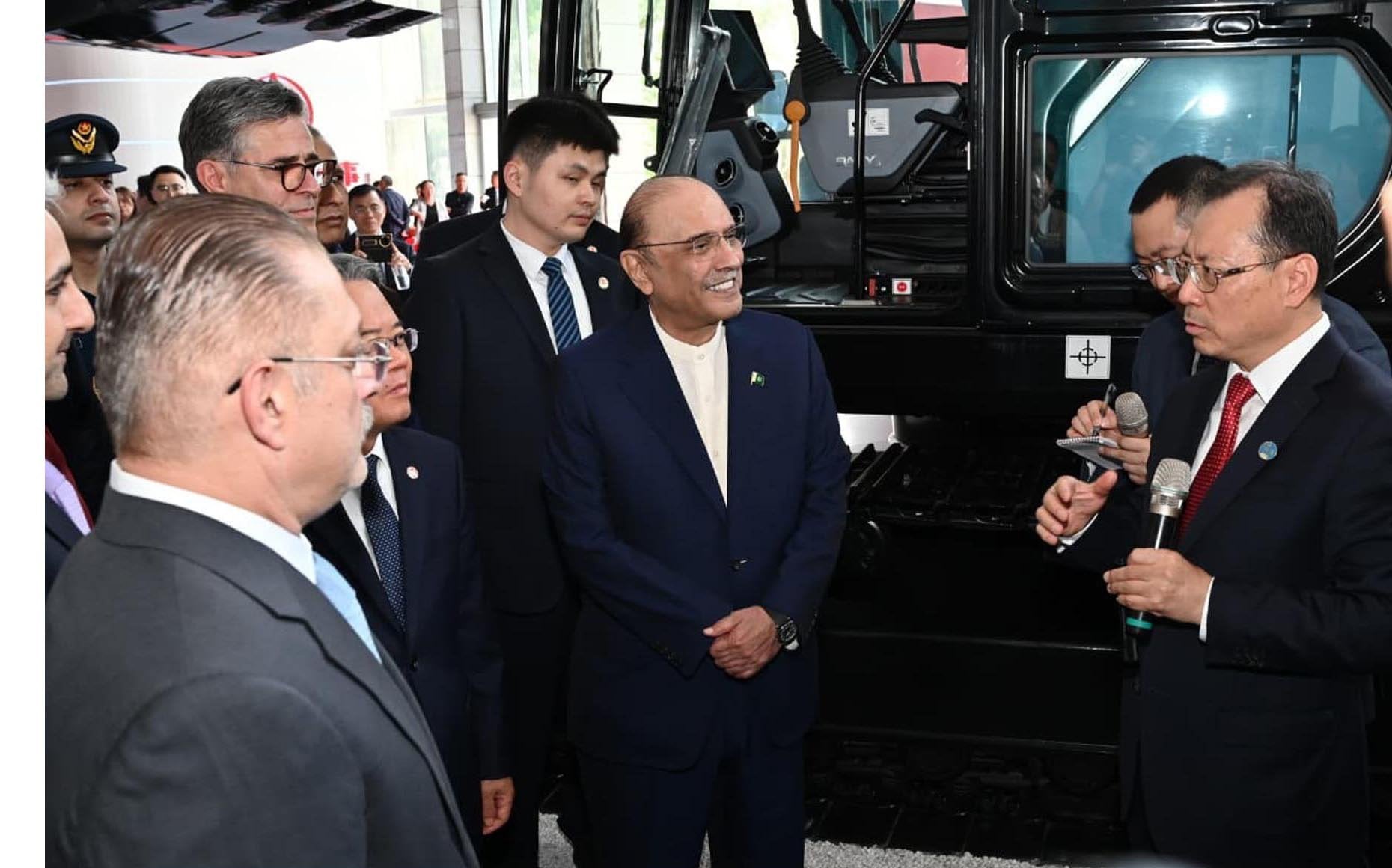 Pakistani President Asif Ali Zardari (centre) pictured on a visit to an industrial plant in Changsha. Photo: EPA