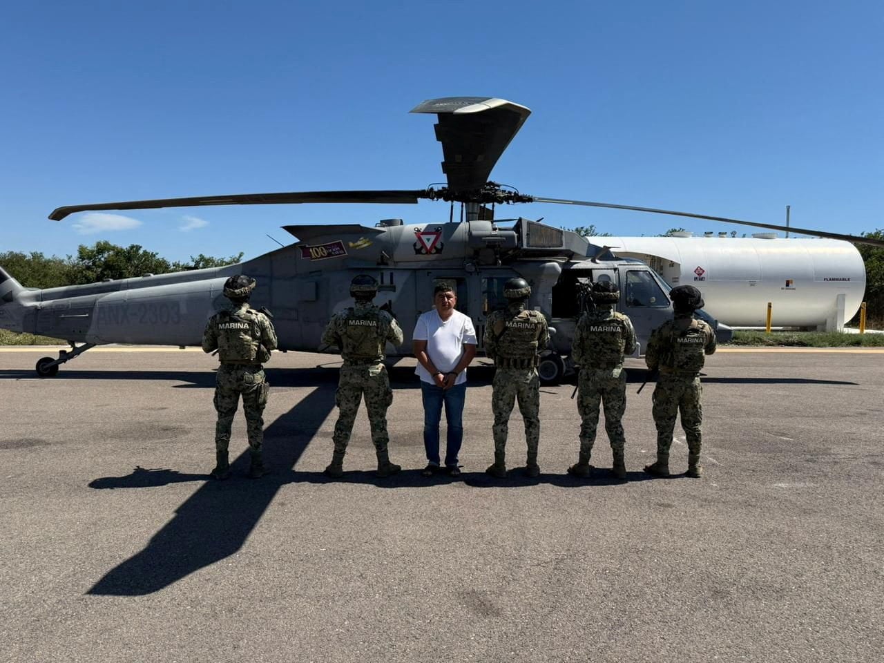 Mexican special forces with Audias Flores Silva after his capture. Photo: SEMAR via Reuters