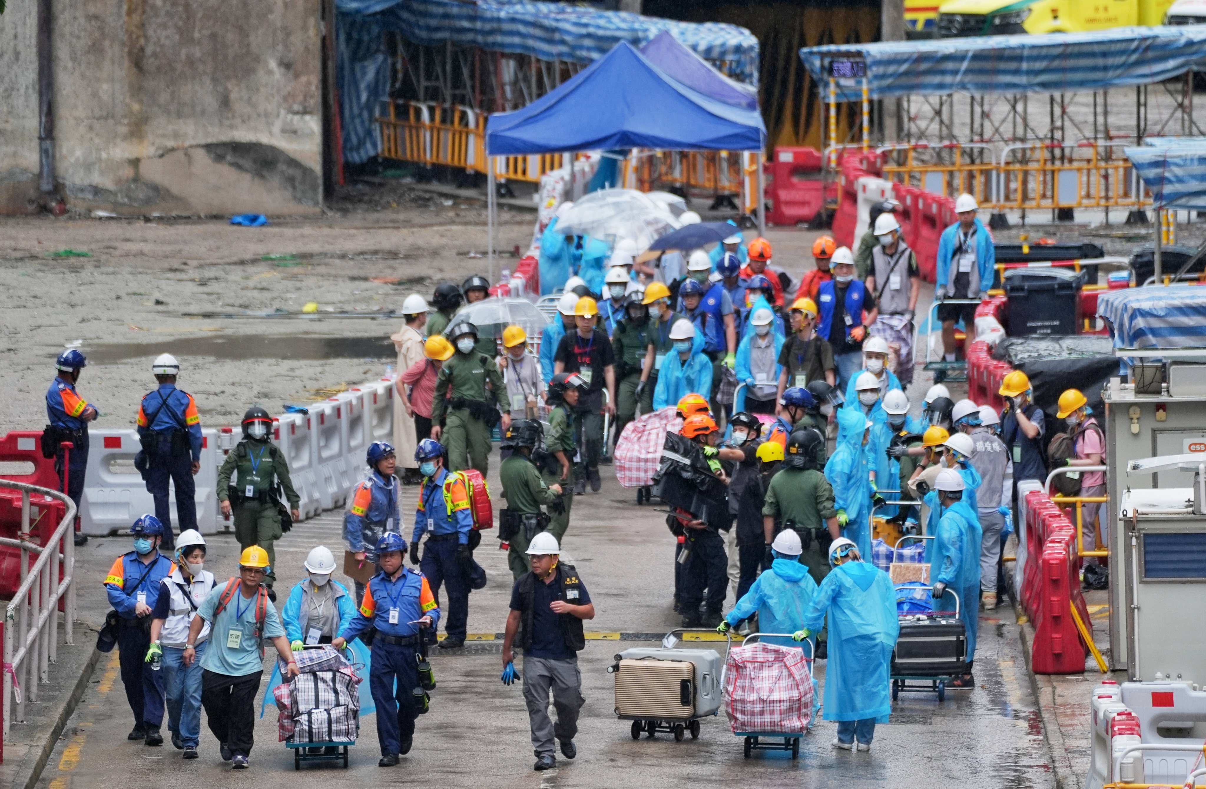 Residents of Wang Tai House and Wang Kin House return to their flats to salvage their belongings. Photo: Elson Li