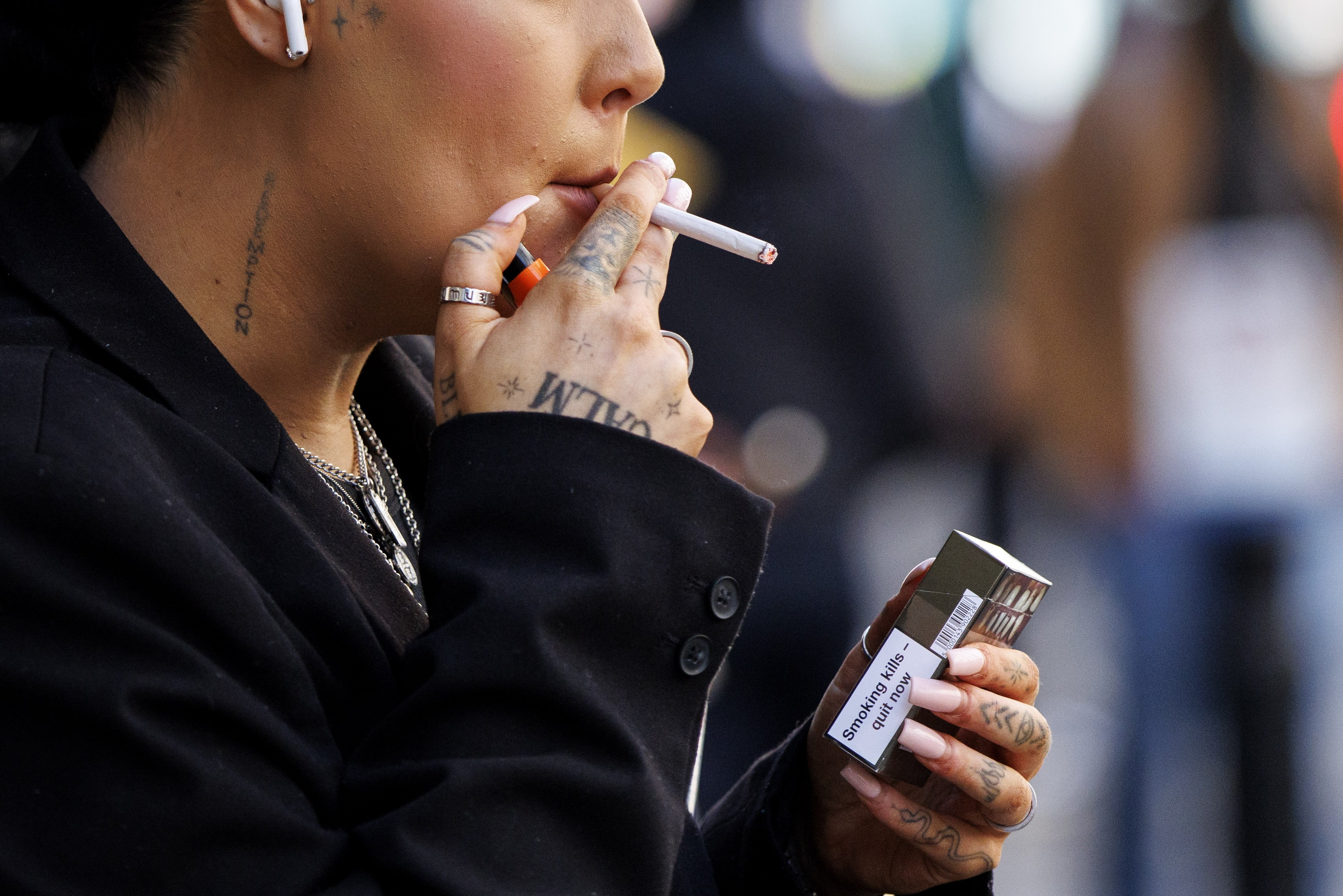A person smokes in London, April 23, 2026. The UK’s parliament has passed a bill that will implement a phased tobacco ban for anyone born on or after January 1, 2009. Photo: EPA