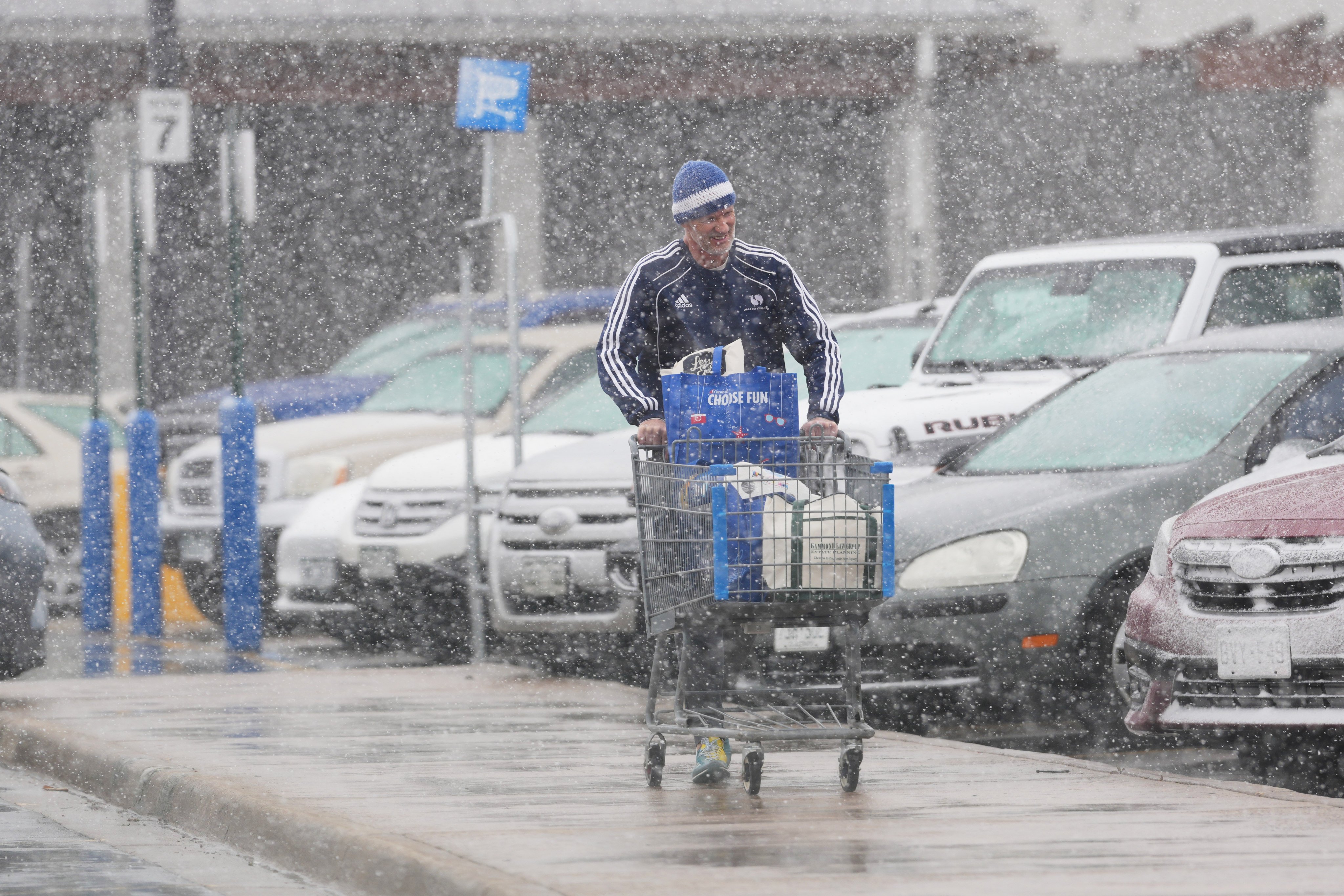 A shopper with a shopping trolley in Centennial, Colorado in the US. Photo: AP