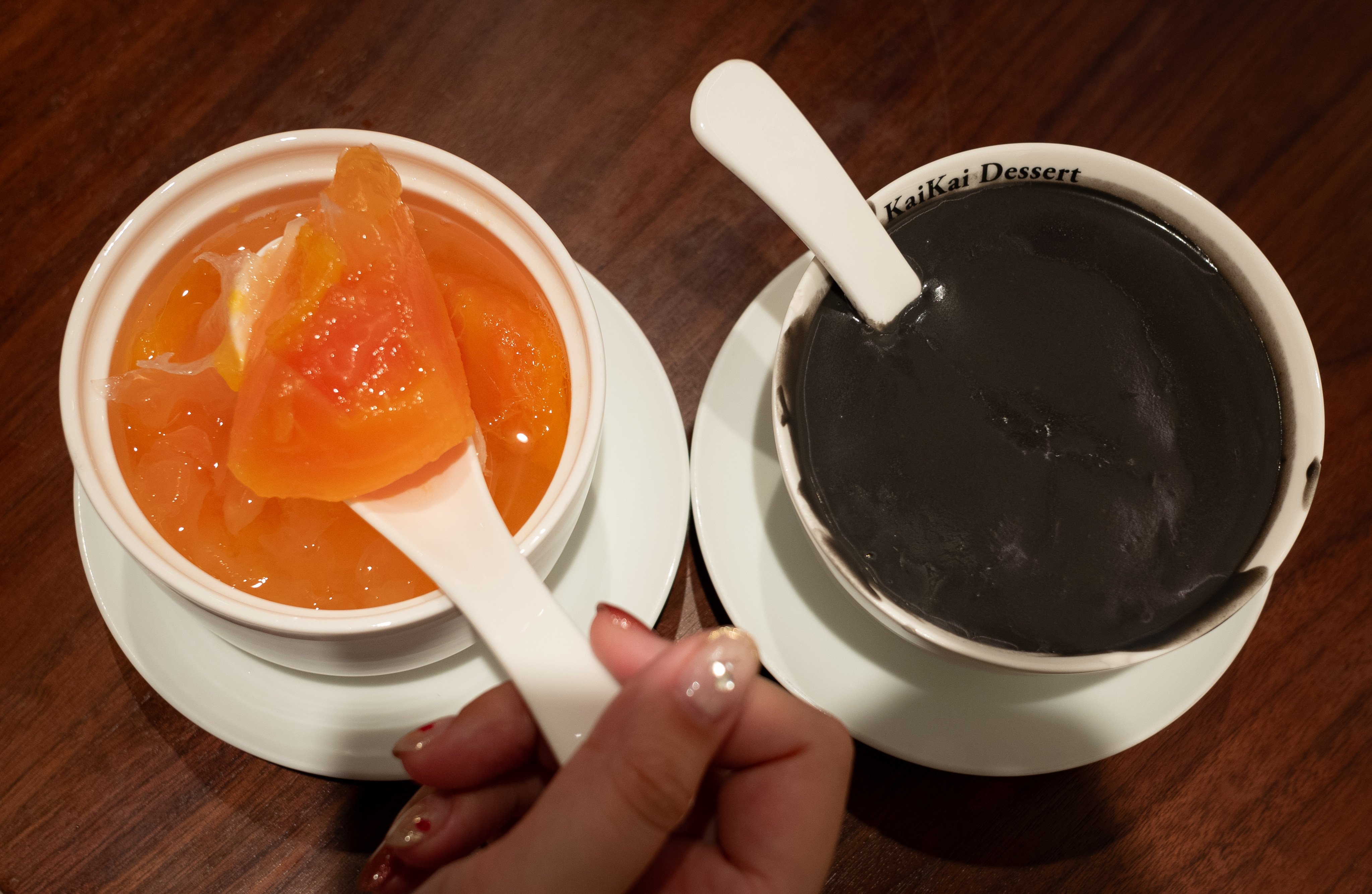 Stewed papaya with snow fungus (left) and black sesame soup served at Kai Kai Dessert, Mong Kok, Hong Kong. Photo: Alexander Mak