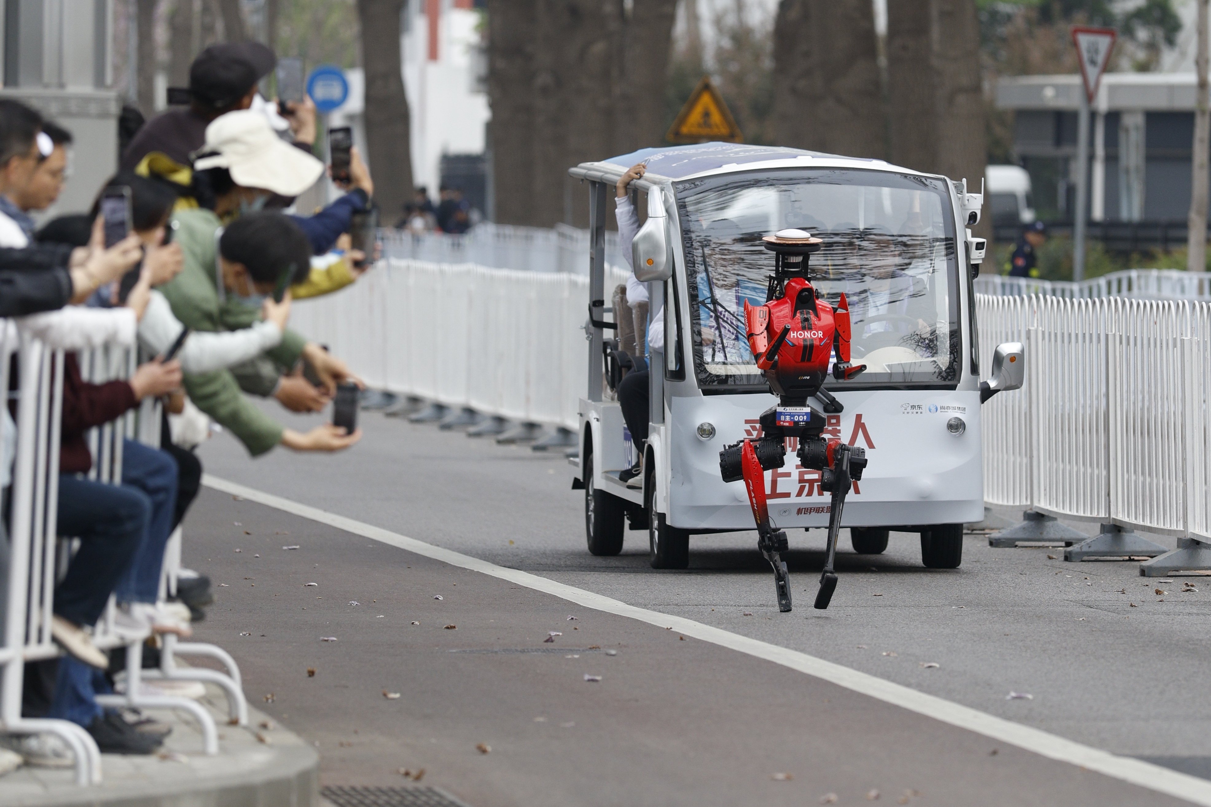 Shandian, a humanoid robot, runs in the second Beijing E-Town Half Marathon and Humanoid Robot Half Marathon.  Photo: EPA