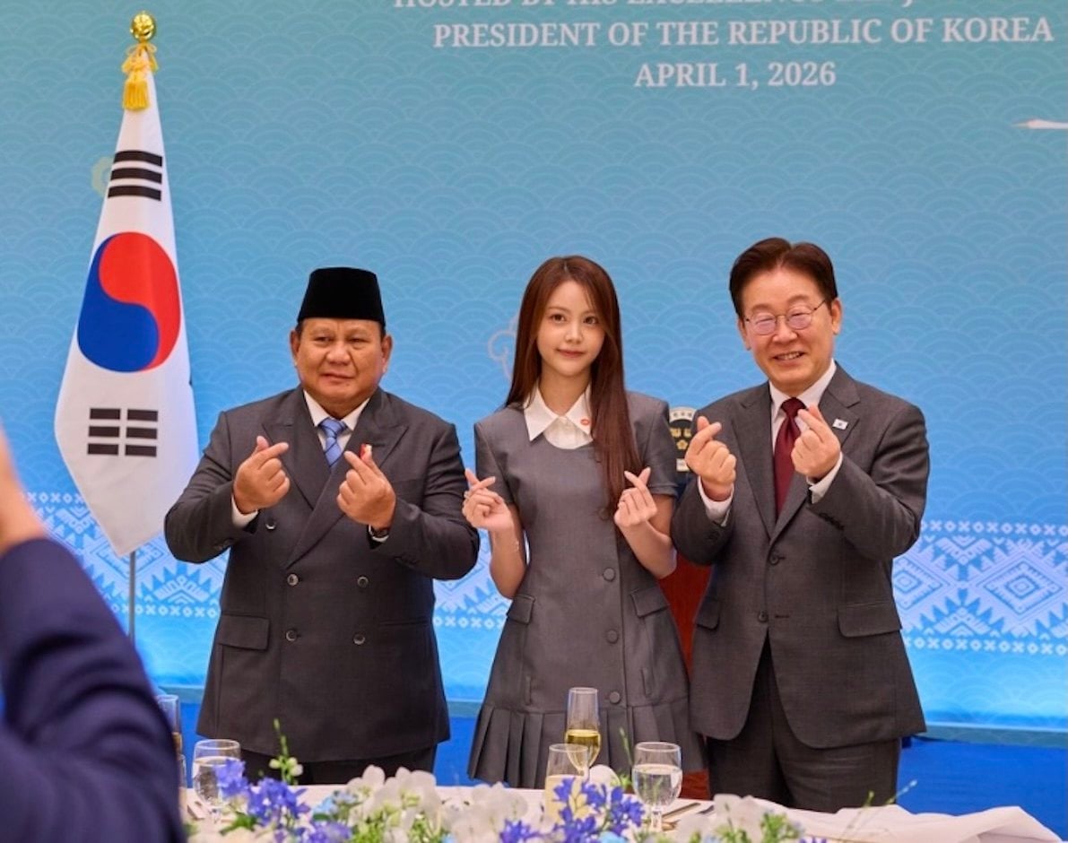 Indonesian K-pop idol Carmen poses for photos alongside Indonesian President Prabowo Subianto and his South Korean counterpart Lee Jae Myung at a state luncheon in Seoul on April 1. Photo: Instagram/2_jaemyung