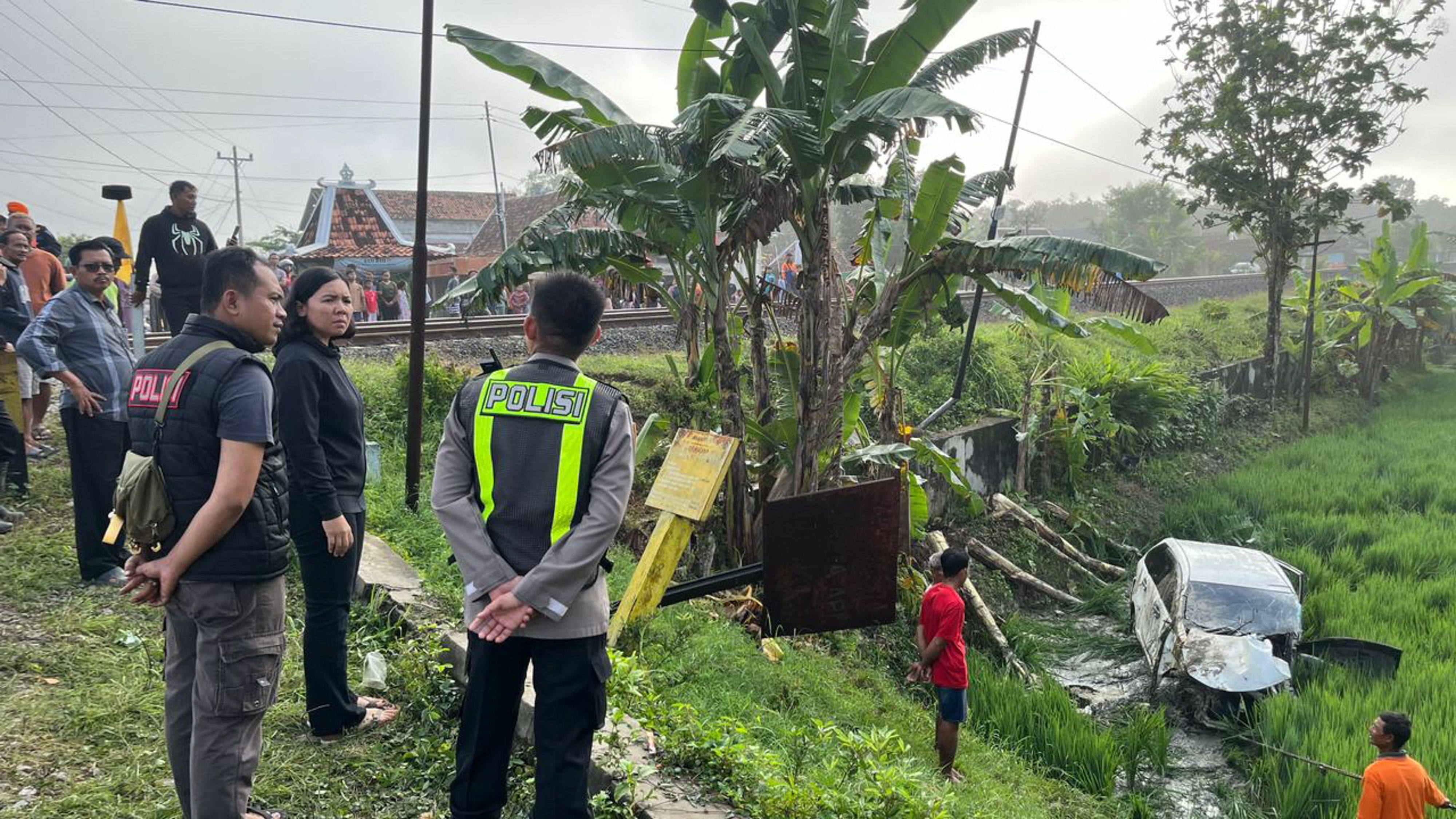 A vehicle struck by a passenger train, killing at least four people as it attempted to cross an unguarded railway crossing in Grobogan, Central Java. Photo: AFP/Grobogan police traffic unit