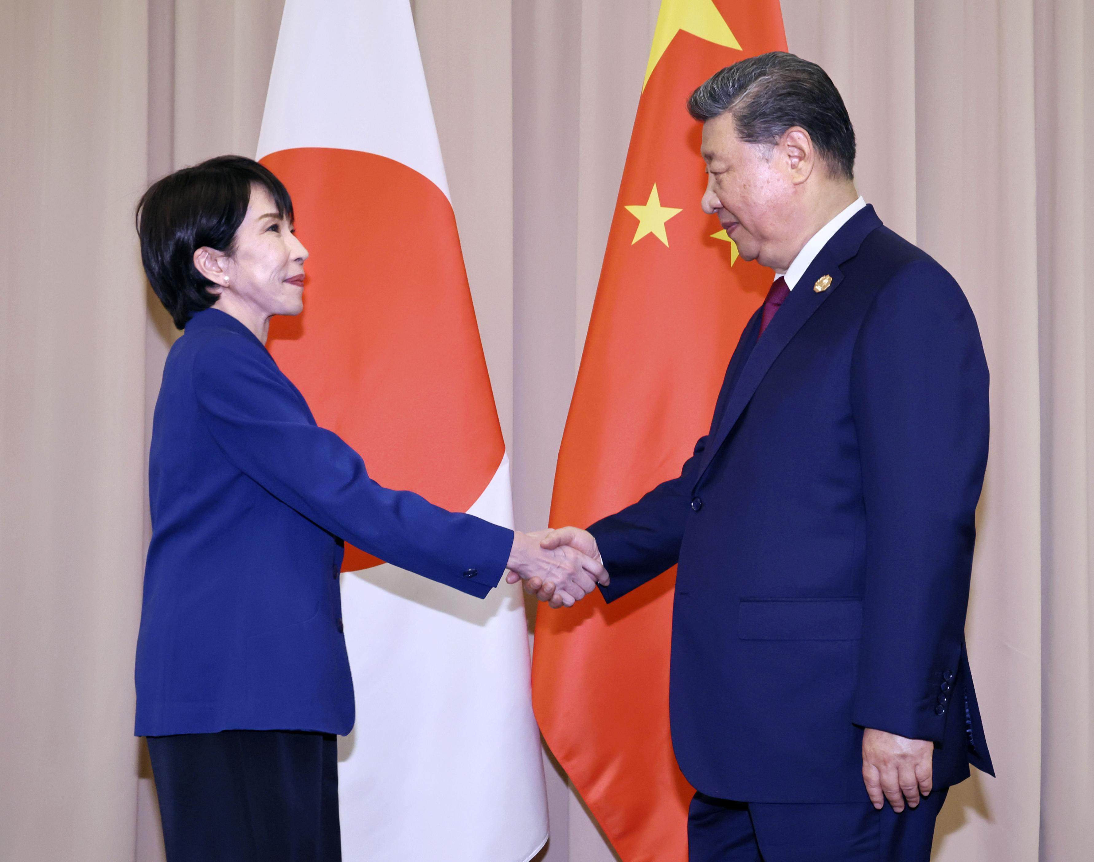 Japanese Prime Minister Sanae Takaichi (left) shakes hands with Chinese President Xi Jinping ahead of their talks in Gyeongju, South Korea, on October 31, 2025. Photo: Kyodo