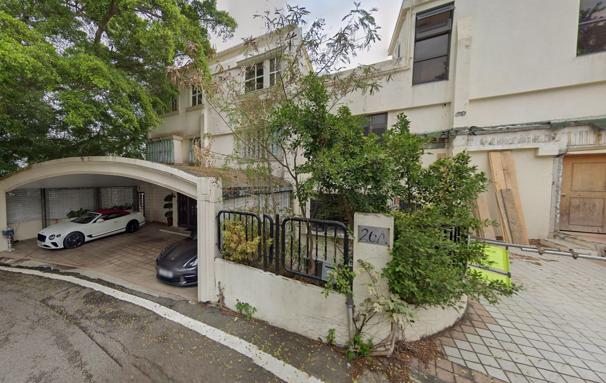 A helper reported the burglary at the house on Shouson Hill Road in Deep Water Bay. Photo: Google Maps