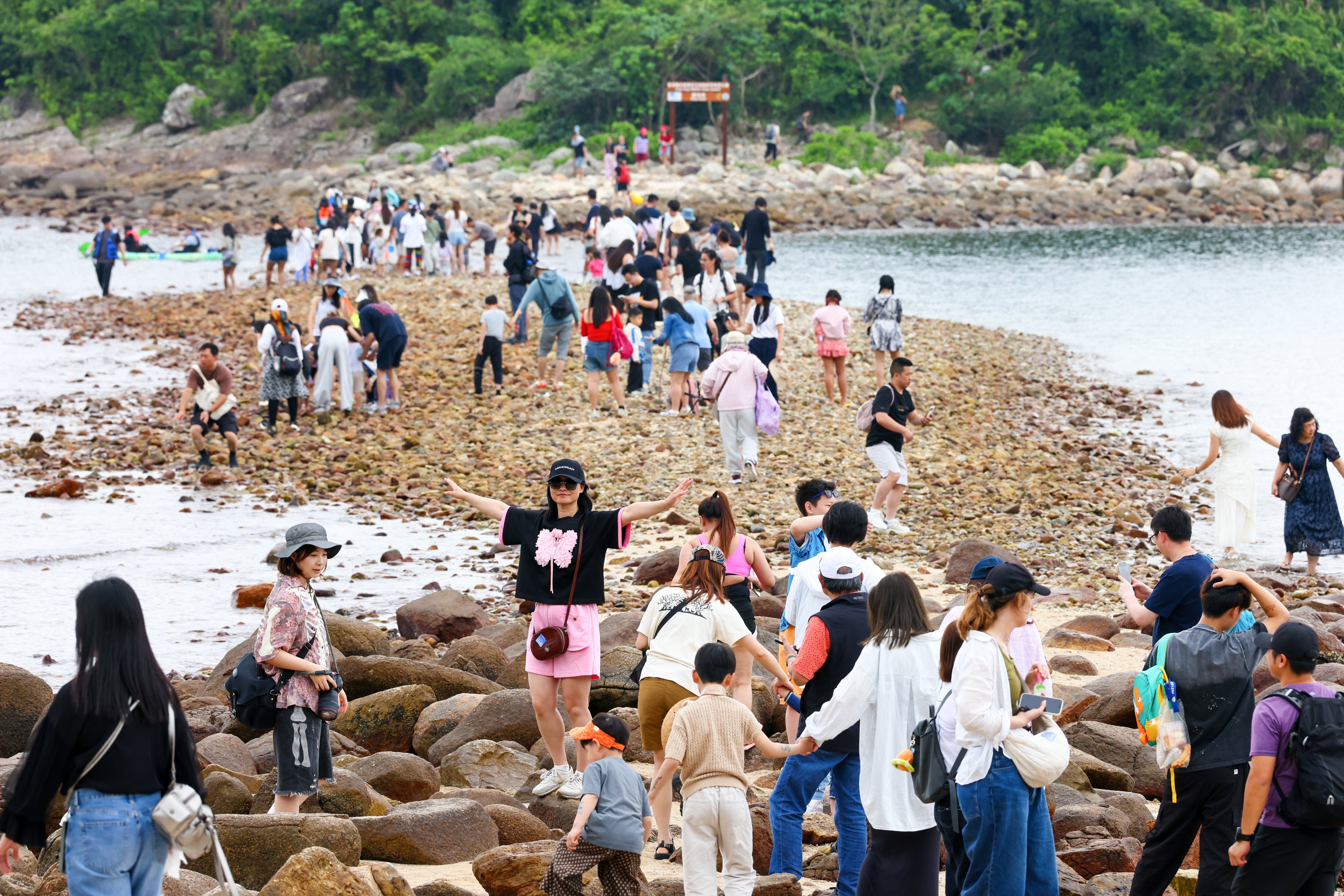 Visitors flock to Sharp Island in Sai Kung on the first day of mainland China’s Labour Day holiday. Photo: Dickson Lee