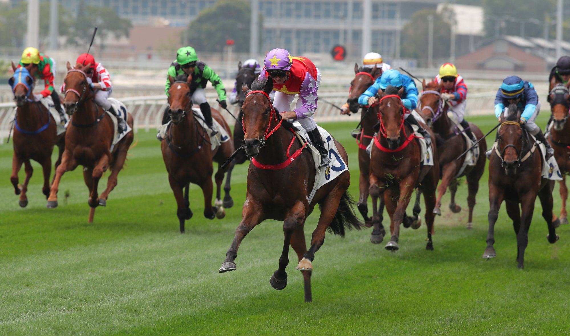 Almighty Lightning wins impressively on debut.